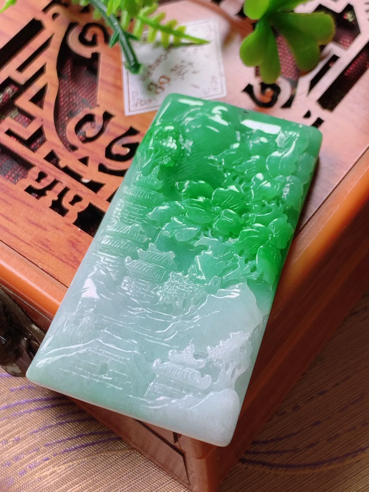 精品推荐，缅甸天然A货翡翠，飘阳绿山水牌吊坠，种水好，颜色鲜艳，玉质水润细腻，工艺精湛，佩戴效果更佳。