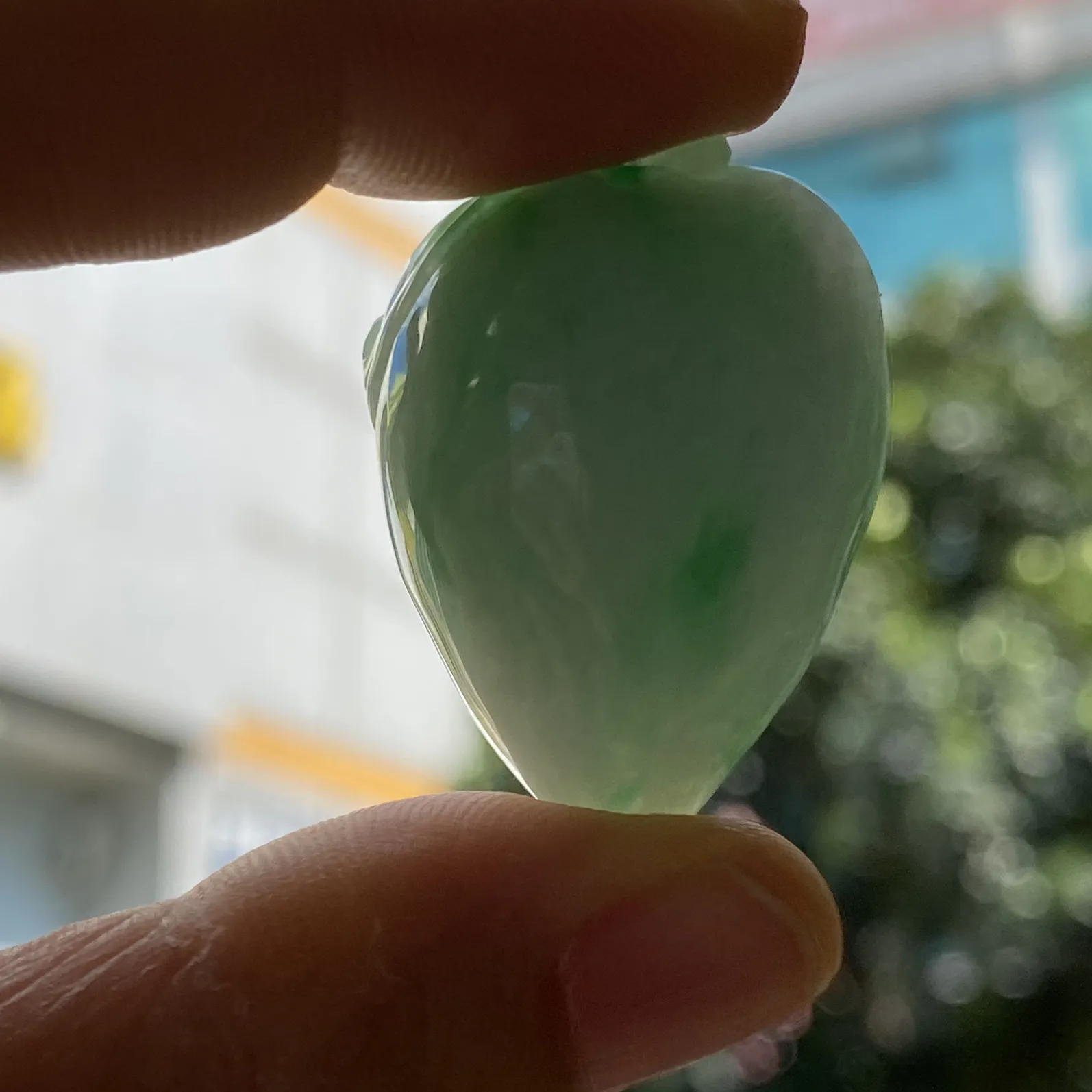 推荐【飘阳绿桃】厚装，一整个圆滚滚的，俏皮绿，品相佳～背面带点黄翡色根，避色根雕，34*23.6*16.5