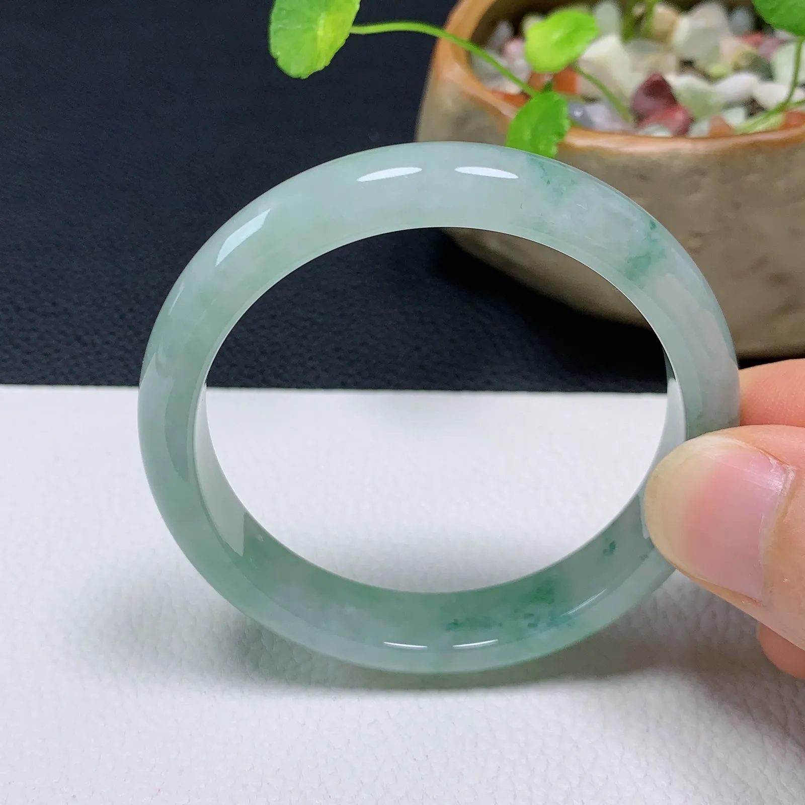 天然翡翠圈口52-53老坑飘花手镯 玉质细腻 种水好 尺寸：52.9-11-6.8mm  M22