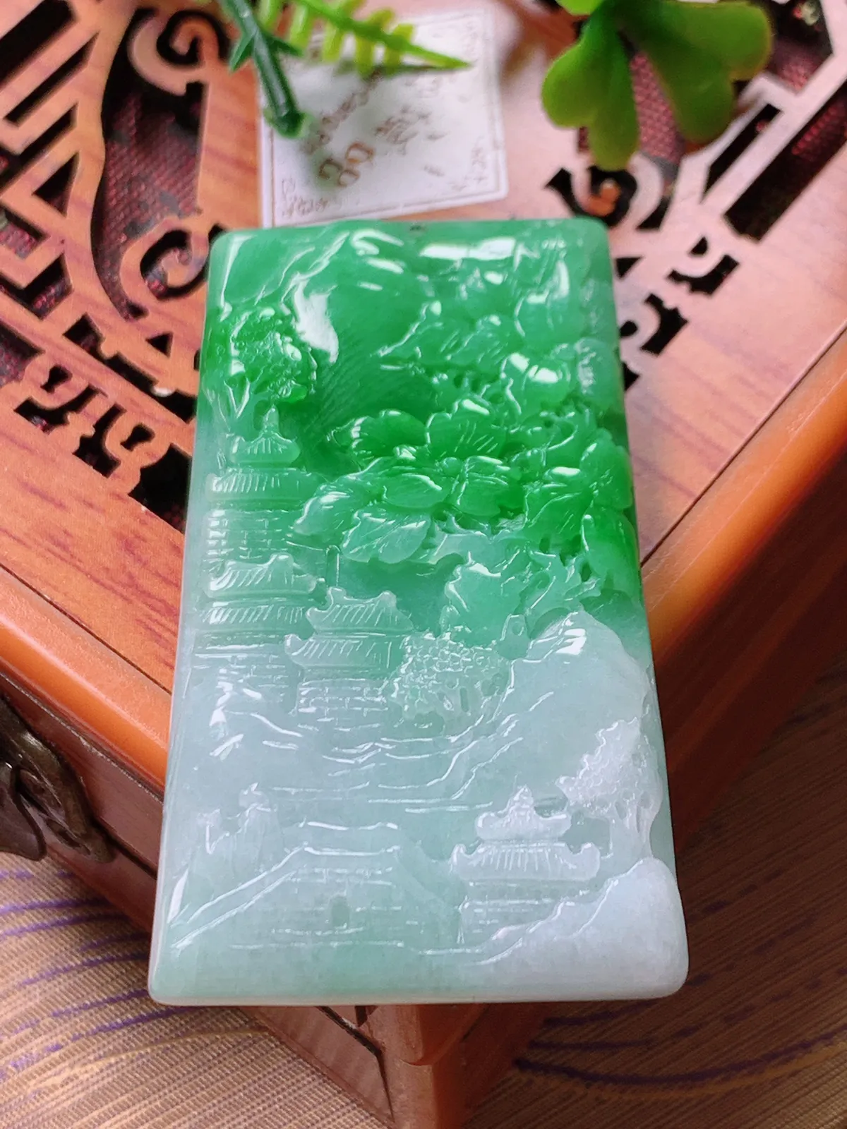 精品推荐，缅甸天然A货翡翠，飘阳绿山水牌吊坠，种水好，颜色鲜艳，玉质水润细腻，工艺精湛，佩戴效果更佳。