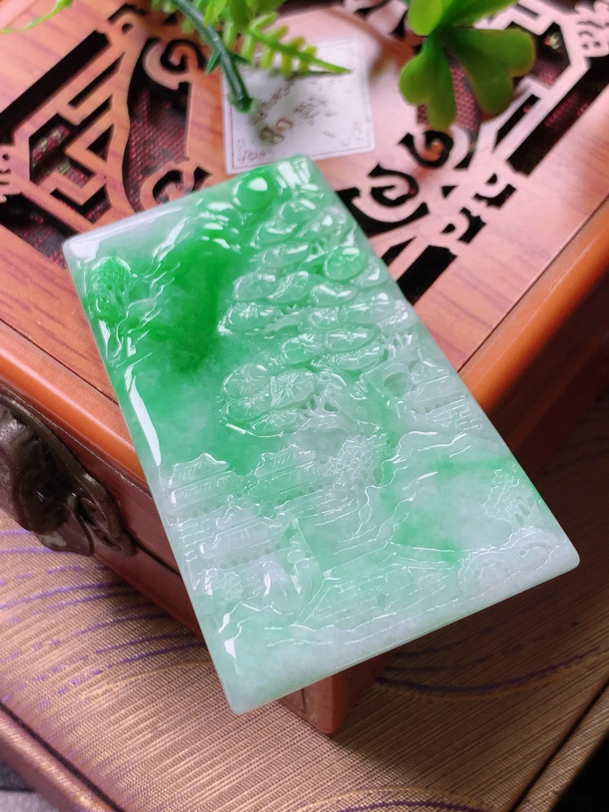 精品推荐，缅甸天然A货翡翠，飘阳绿山水牌吊坠，种水好，颜色鲜艳，玉质水润细腻，工艺精湛，佩戴效果更佳