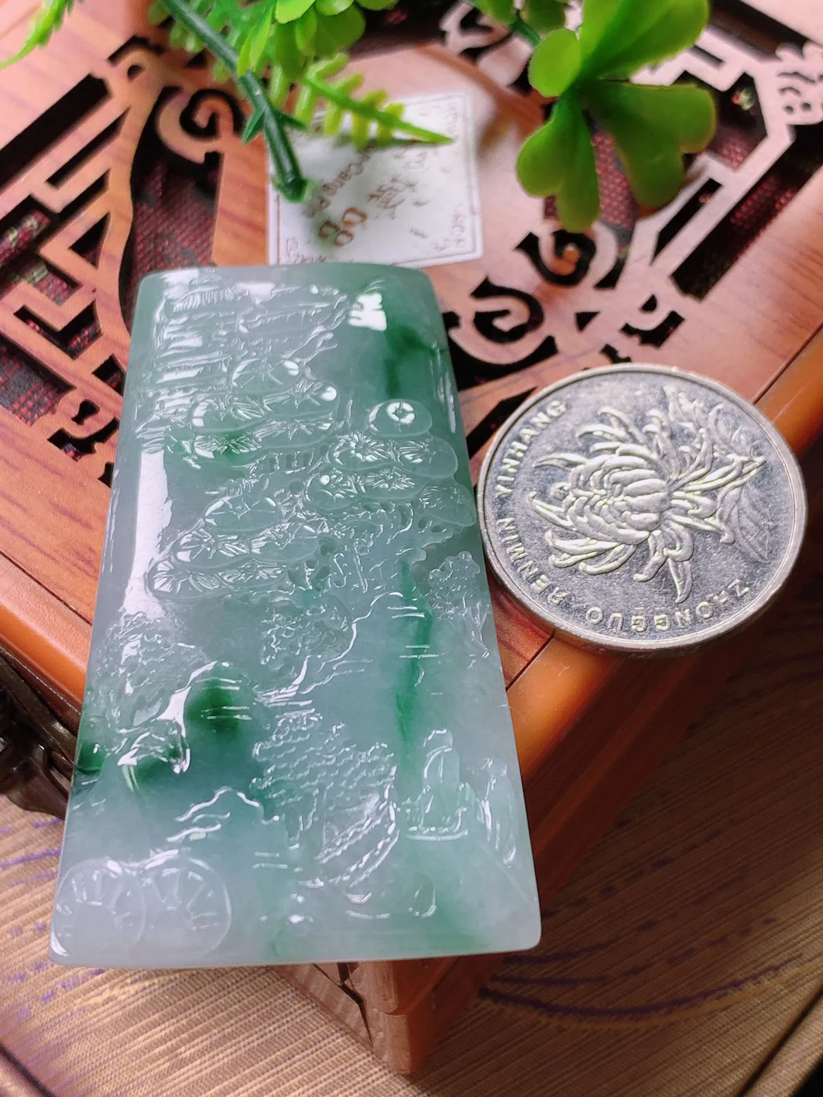 精品推荐，缅甸天然A货翡翠，飘花意境山水牌吊坠，种水好，颜色鲜艳，玉质水润细腻，工艺精湛，佩戴效果更佳。