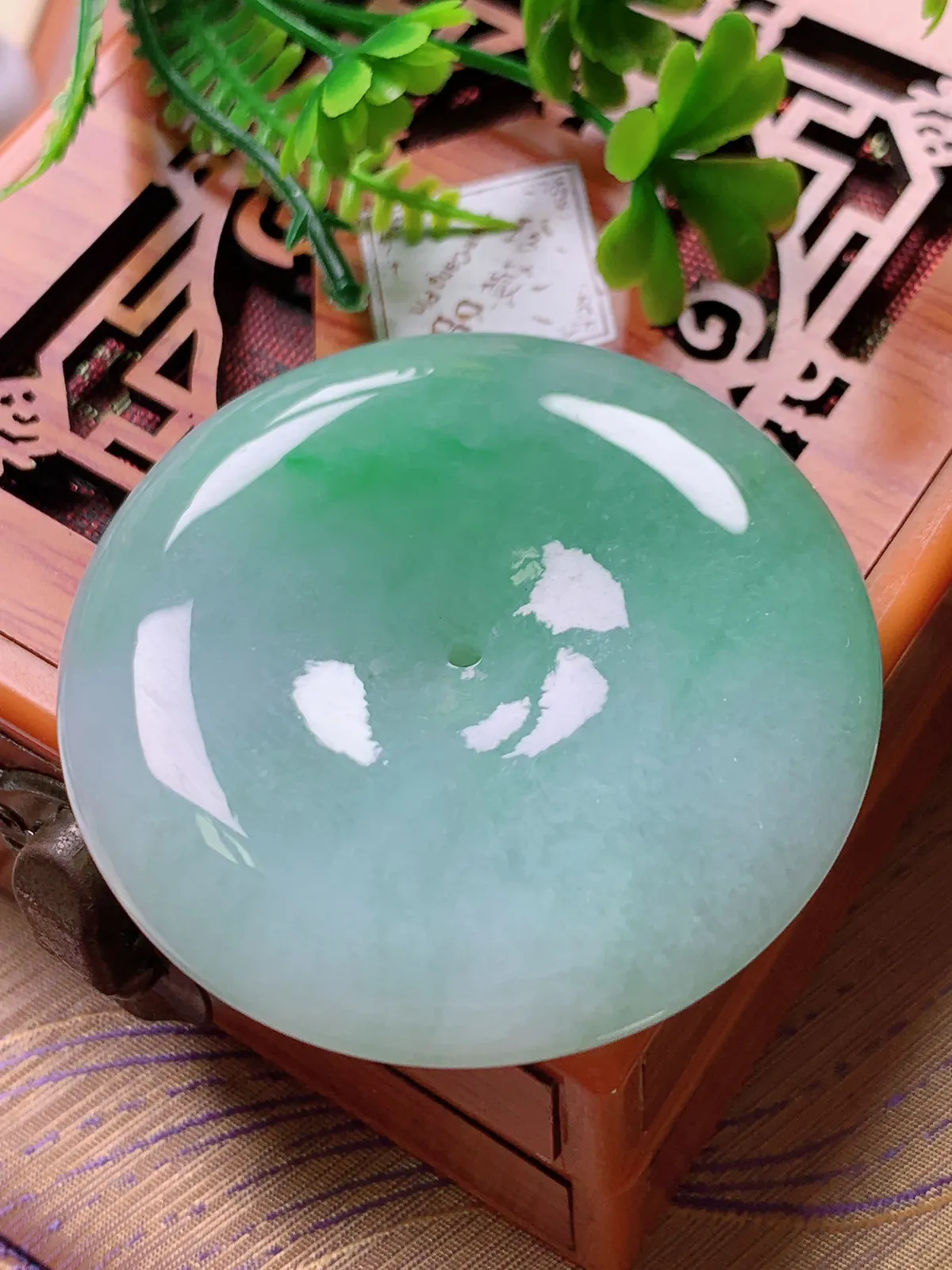 精品推荐，缅甸天然A货翡翠，飘绿大件厚装平安扣面包扣吊坠，种水好，颜色鲜艳，玉质水润细腻，工艺精湛，佩戴效果更佳。