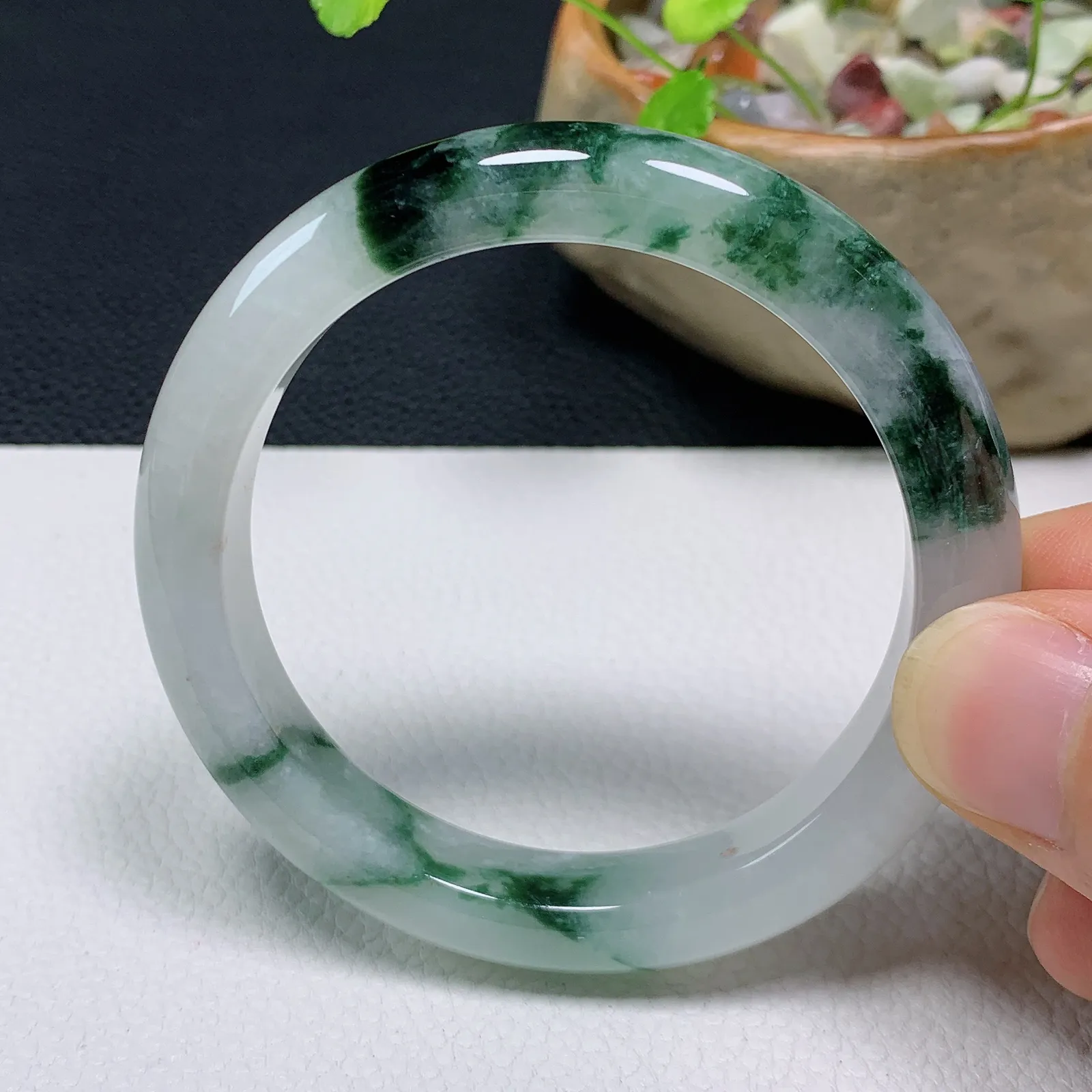 天然翡翠圈口54-55老坑飘花手镯 玉质细腻 种水好 尺寸：54.2-10.8-8.2mm  M22