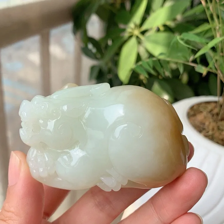 新疆且末糖招财进宝貔貅把件。尺寸69/41/38mm重172.9克 玉质细腻油润。手推出油。品相大气