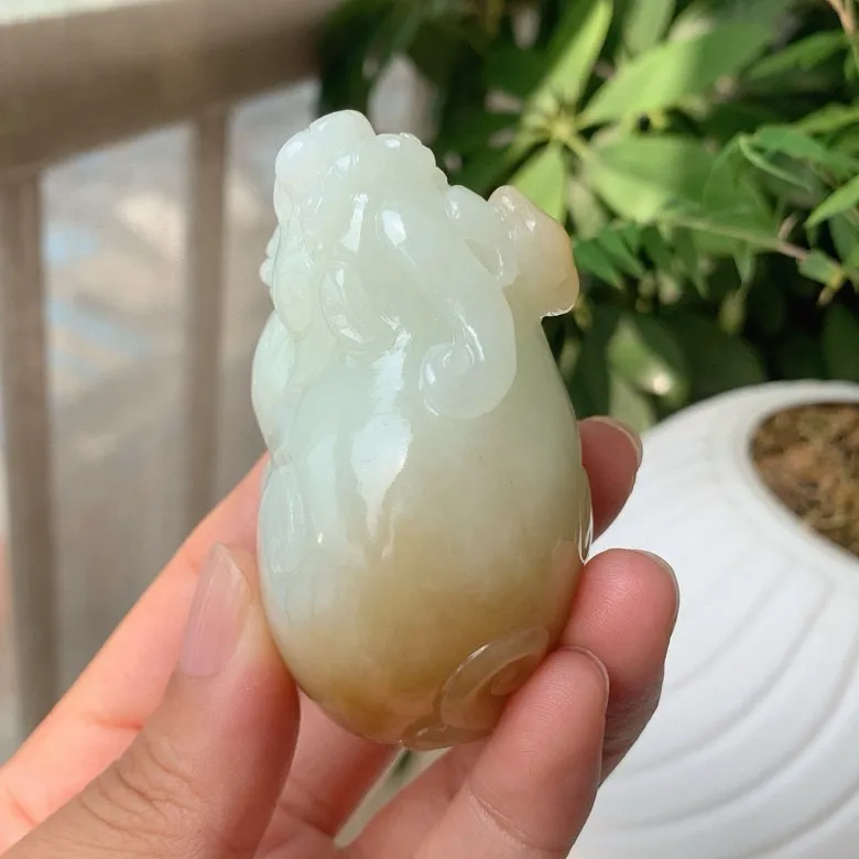 新疆且末糖招财进宝貔貅把件。尺寸69/41/38mm重172.9克 玉质细腻油润。手推出油。品相大气 lt250519