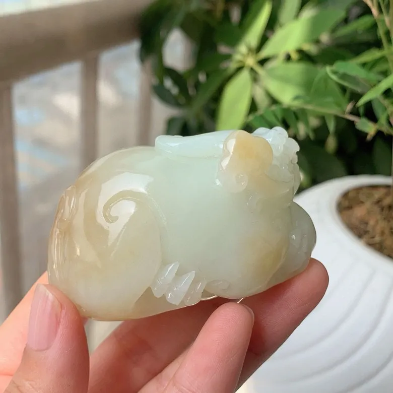 新疆且末糖招财进宝貔貅把件。尺寸69/41/38mm重172.9克 玉质细腻油润。手推出油。品相大气 lt250519