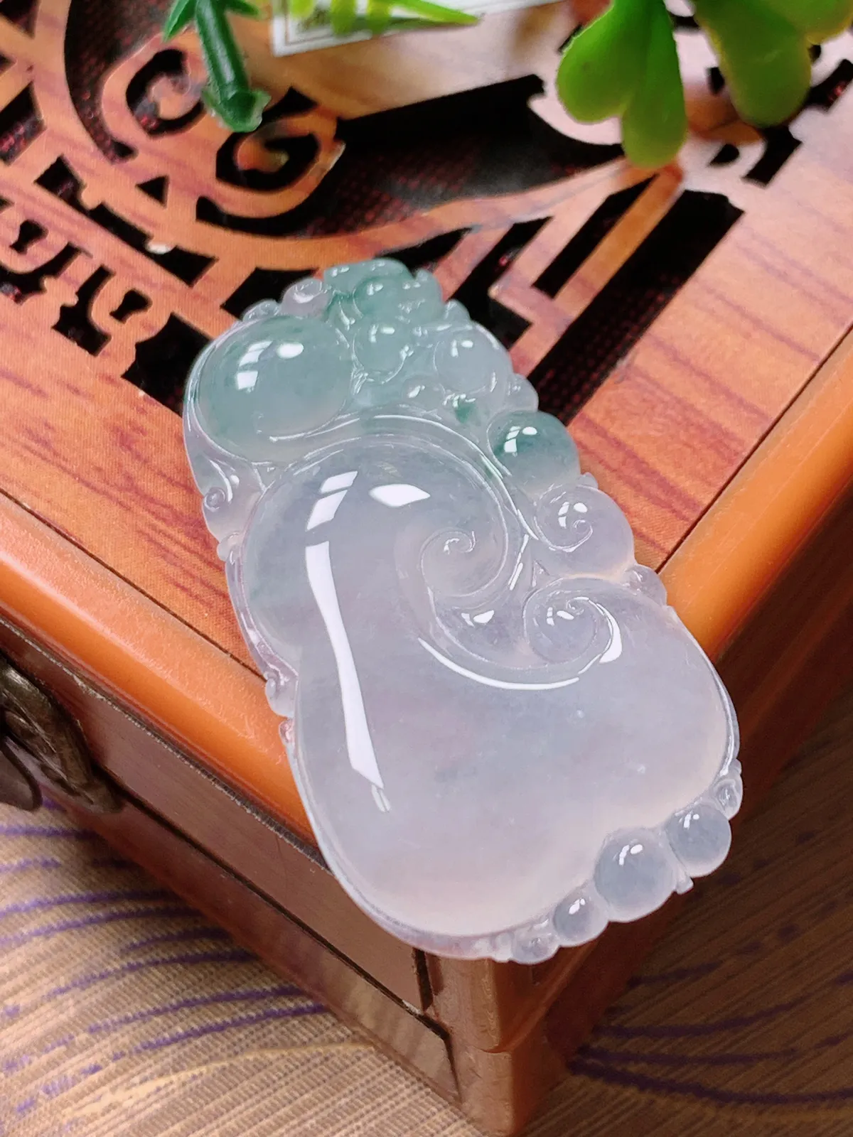 精品推荐，缅甸天然A货翡翠，冰种飘花如意吊坠，种水好，颜色鲜艳，玉质水润细腻，工艺精湛，佩戴效果更佳