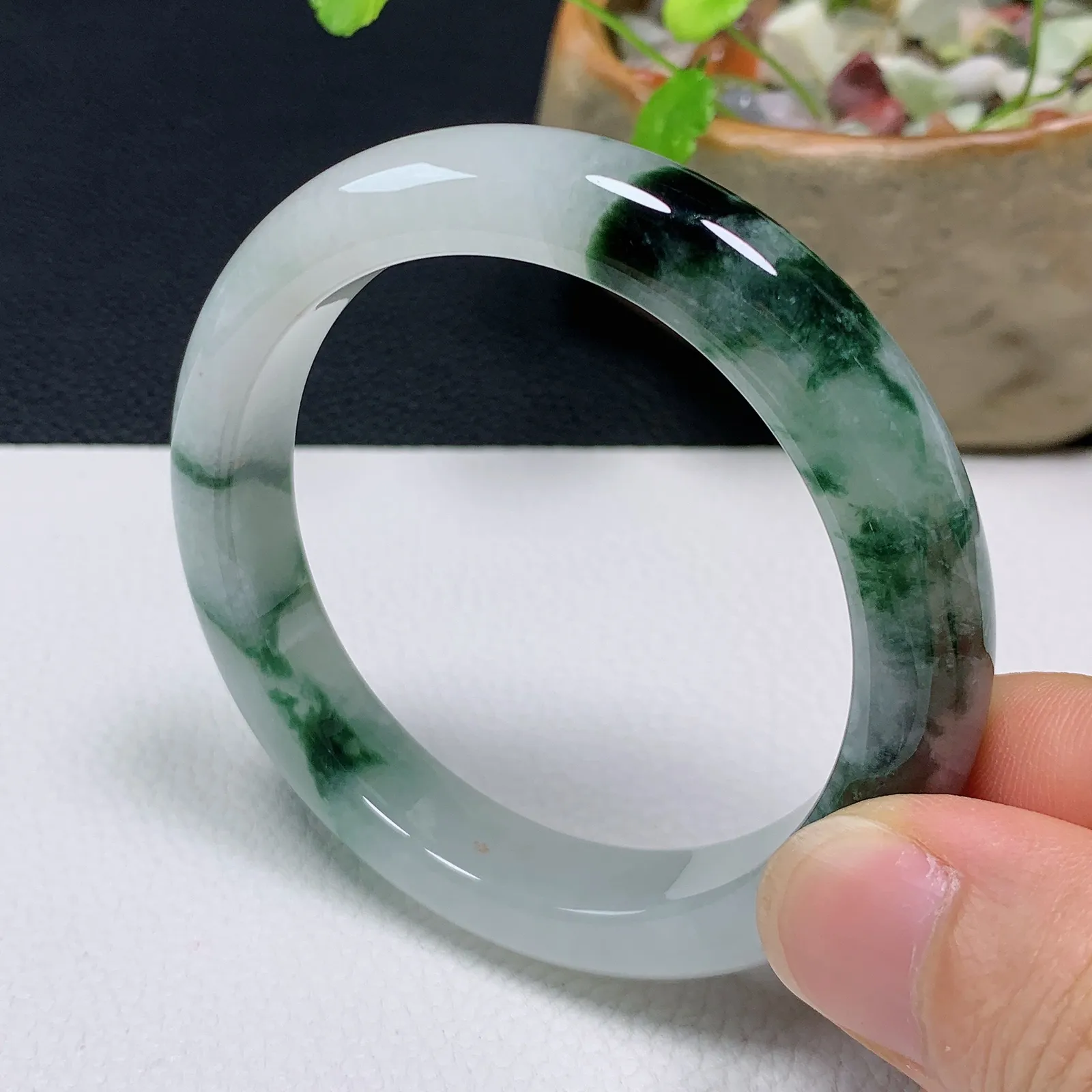 天然翡翠圈口54-55老坑飘花手镯 玉质细腻 种水好 尺寸：54.2-10.8-8.2mm  M22