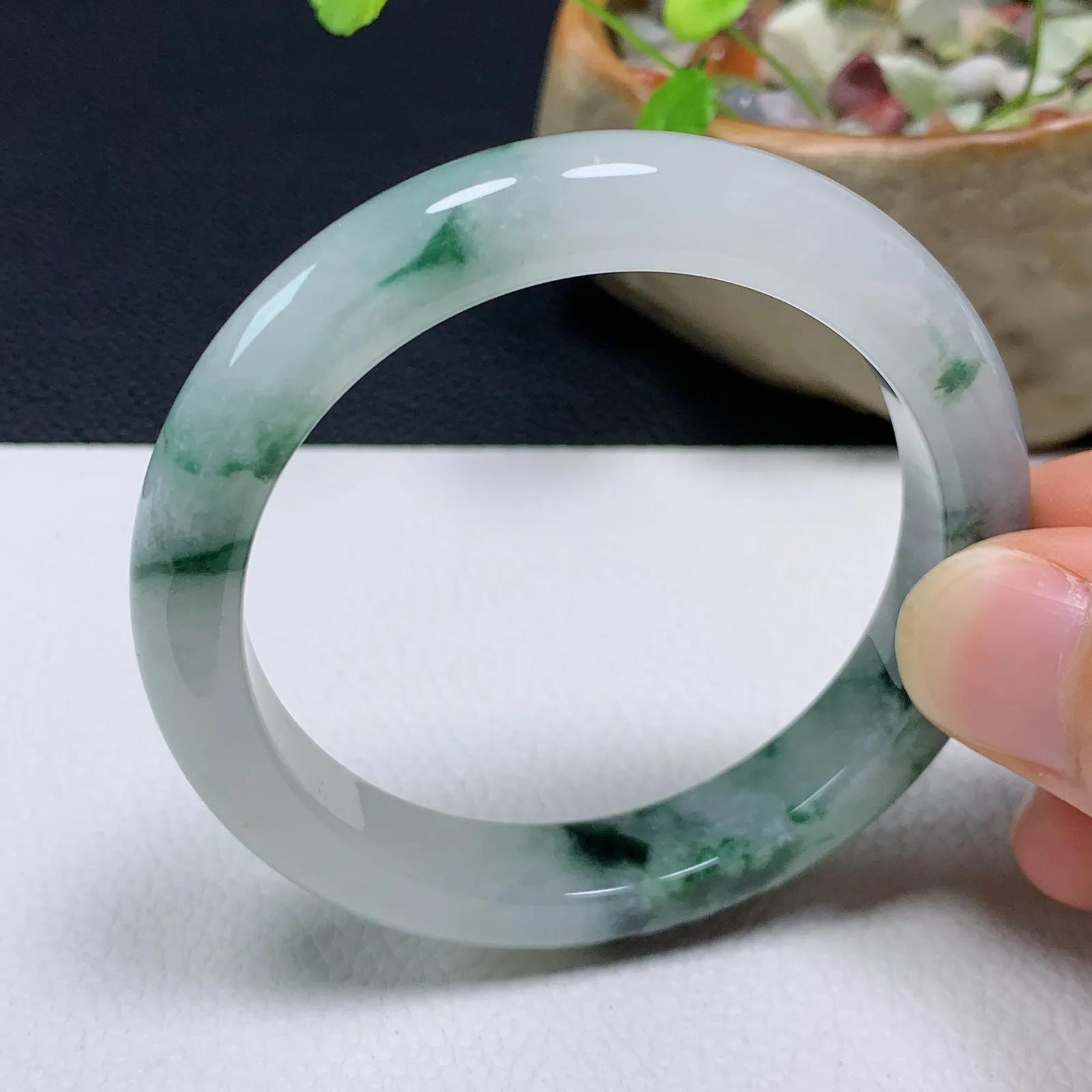 天然翡翠圈口54-55老坑飘花手镯 玉质细腻 种水好 尺寸：54.2-10.8-8.2mm  M22