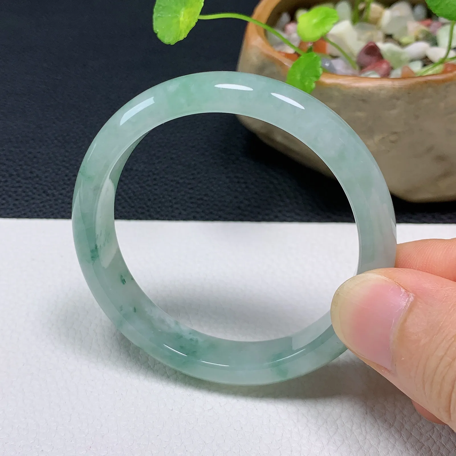 天然翡翠圈口52-53老坑飘花手镯 玉质细腻 种水好 尺寸：52.9-11-6.8mm  M22