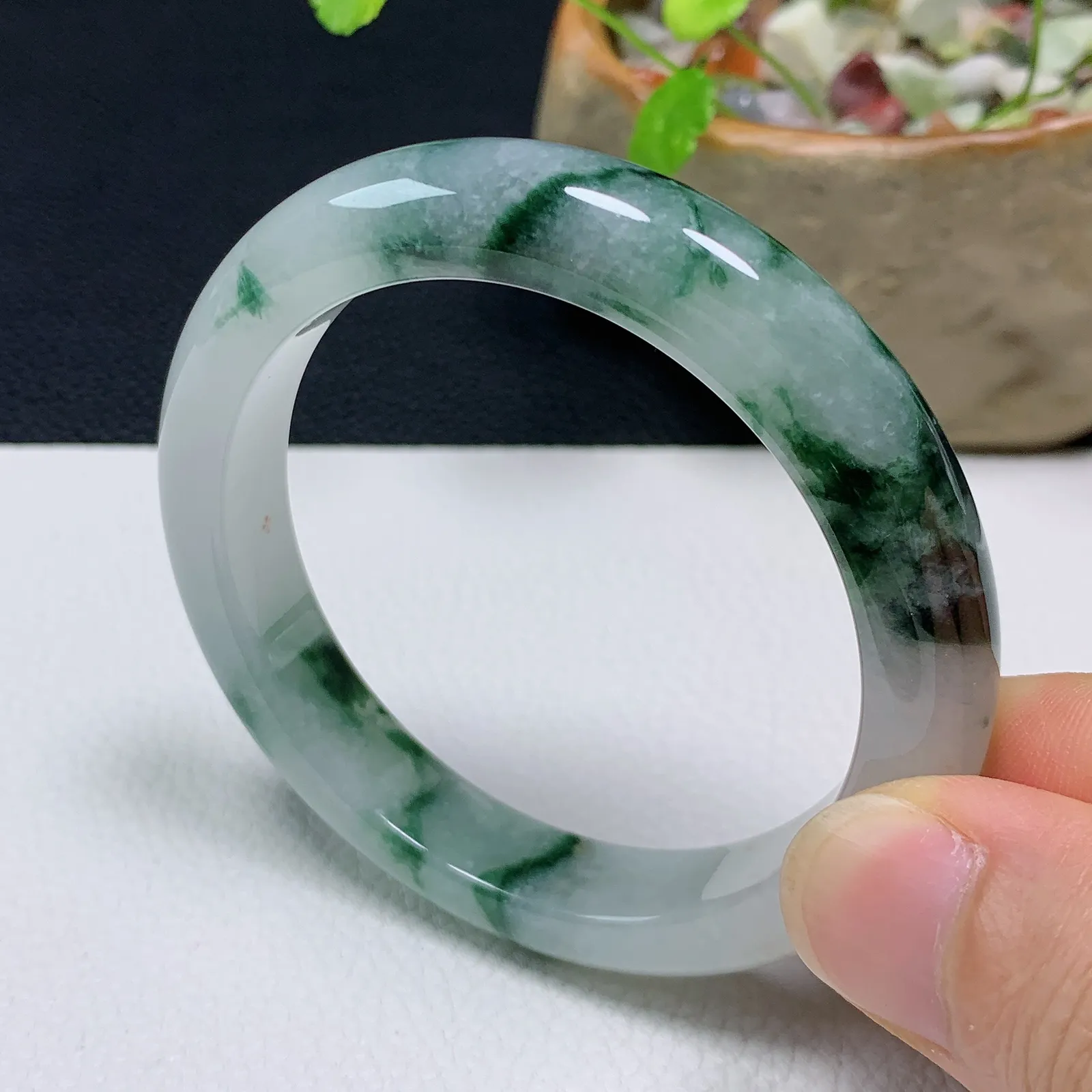 天然翡翠圈口54-55老坑飘花手镯 玉质细腻 种水好 尺寸：54.2-10.8-8.2mm  M22