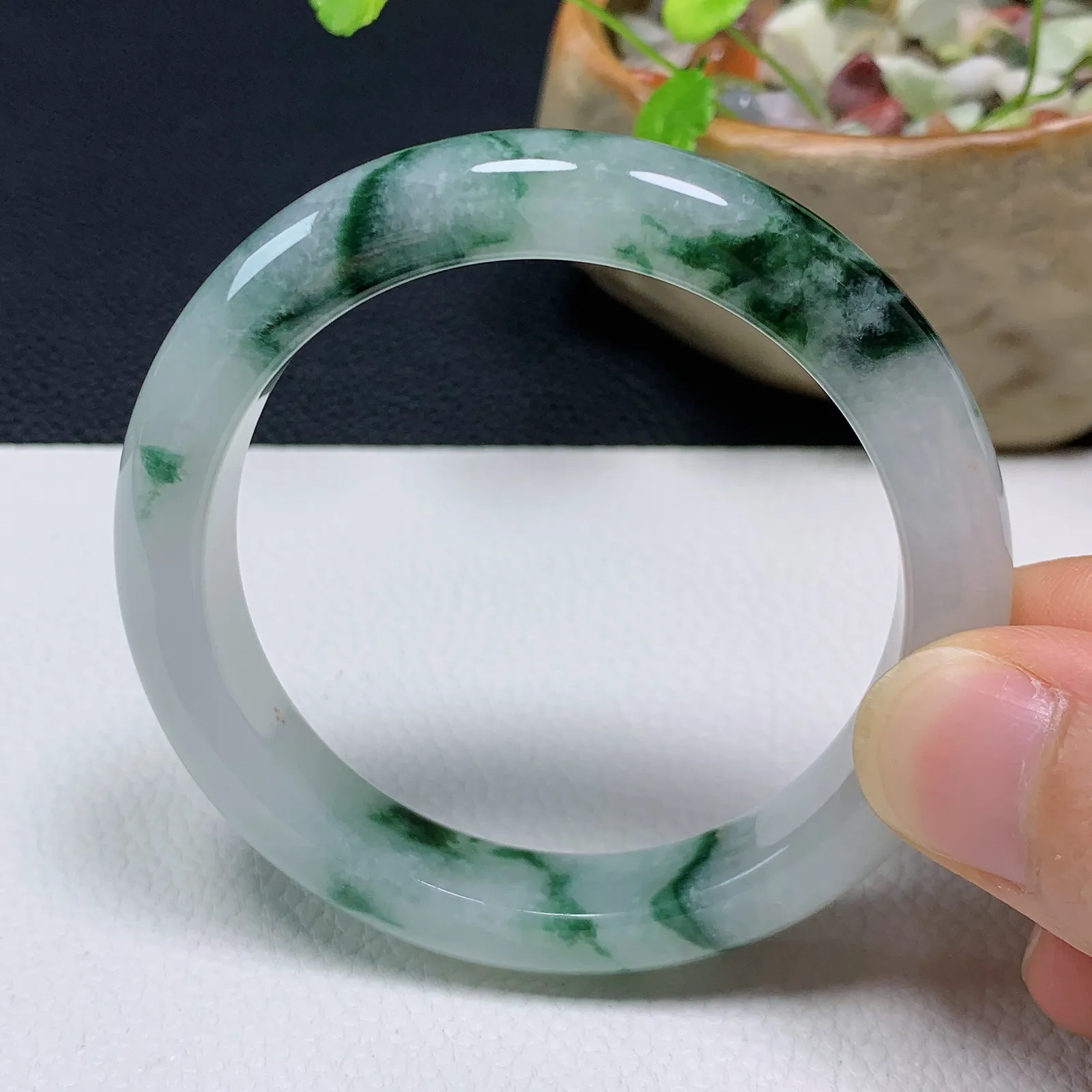 天然翡翠圈口54-55老坑飘花手镯 玉质细腻 种水好 尺寸：54.2-10.8-8.2mm  M22