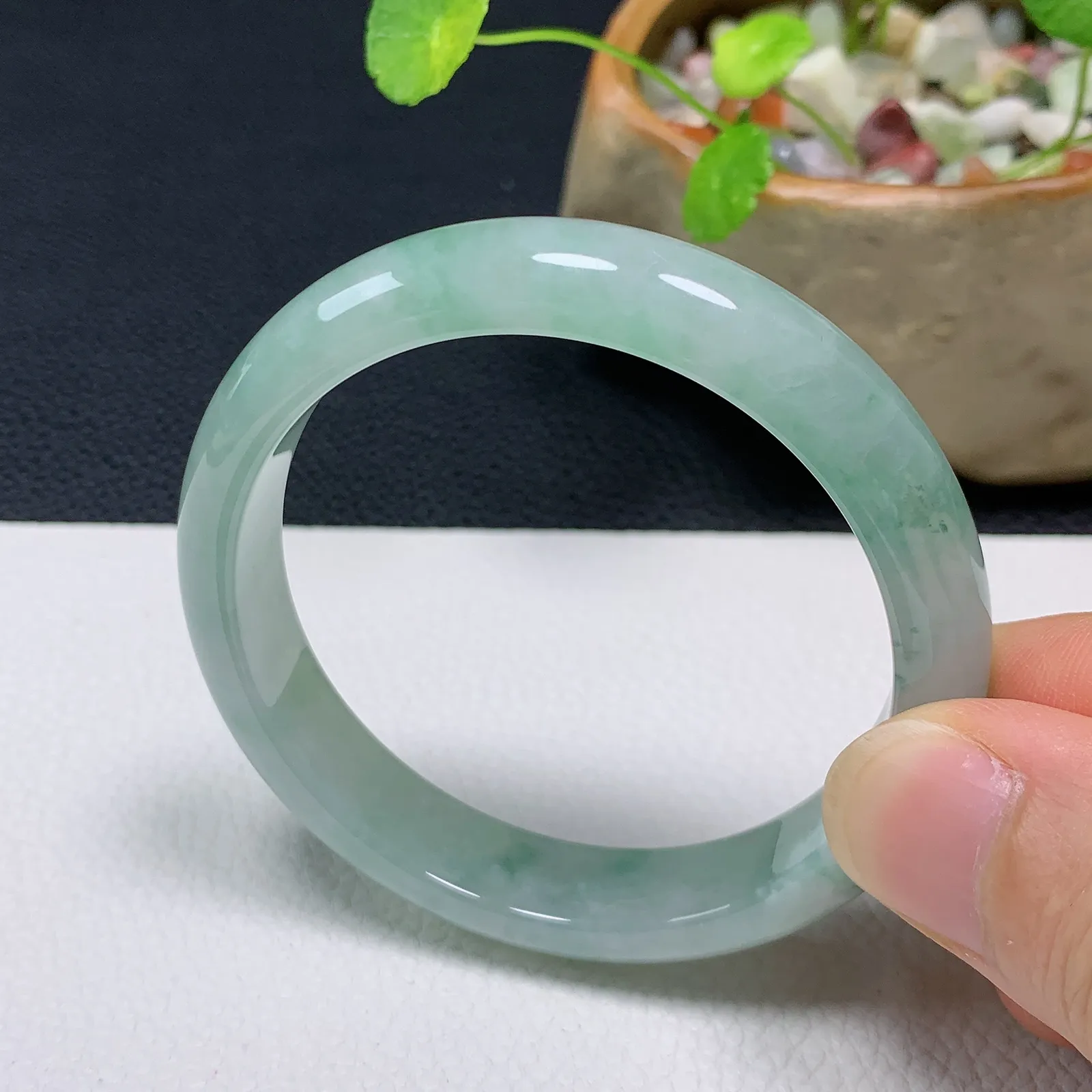 天然翡翠圈口52-53老坑飘花手镯 玉质细腻 种水好 尺寸：52.9-11-6.8mm  M22