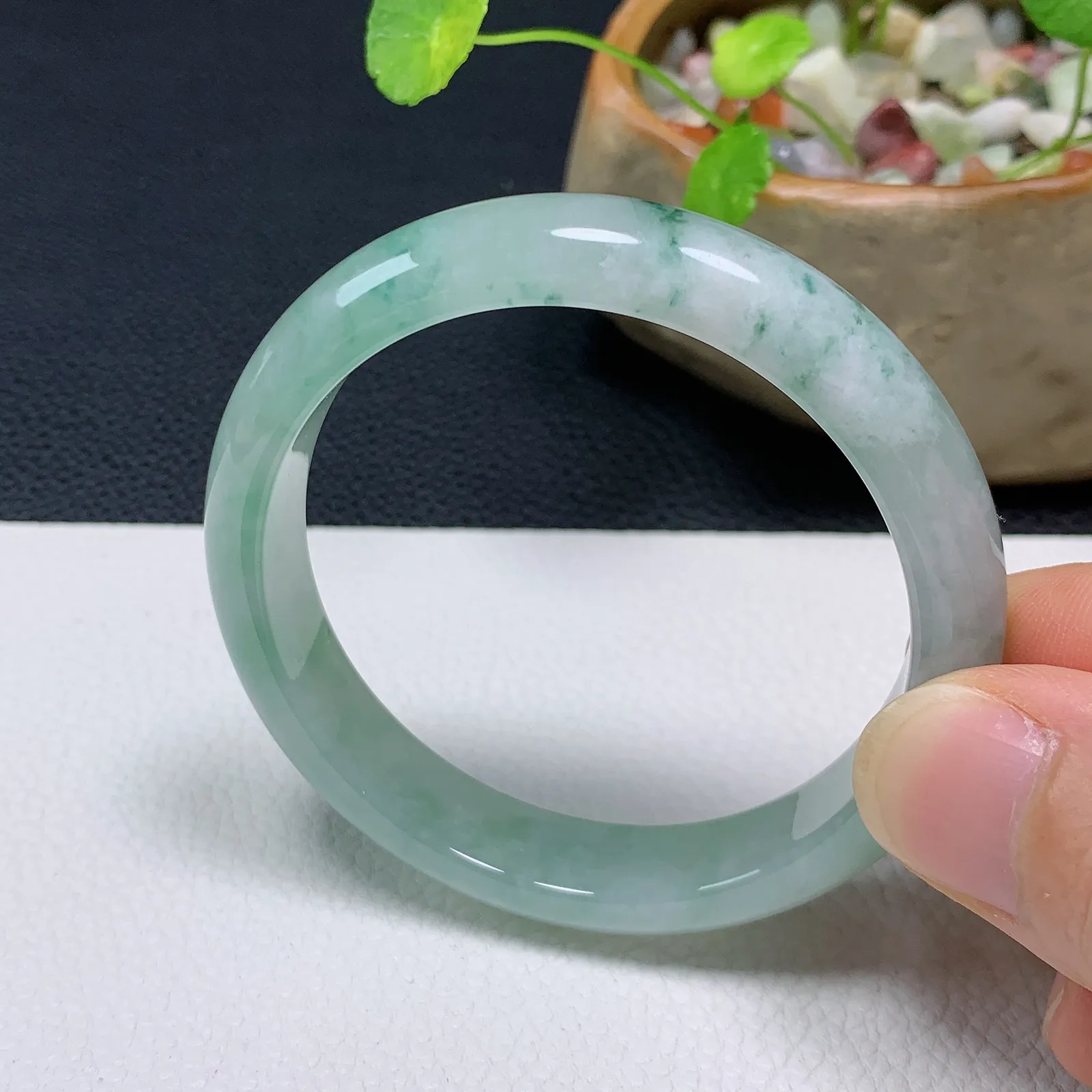 天然翡翠圈口52-53老坑飘花手镯 玉质细腻 种水好 尺寸：52.9-11-6.8mm  M22