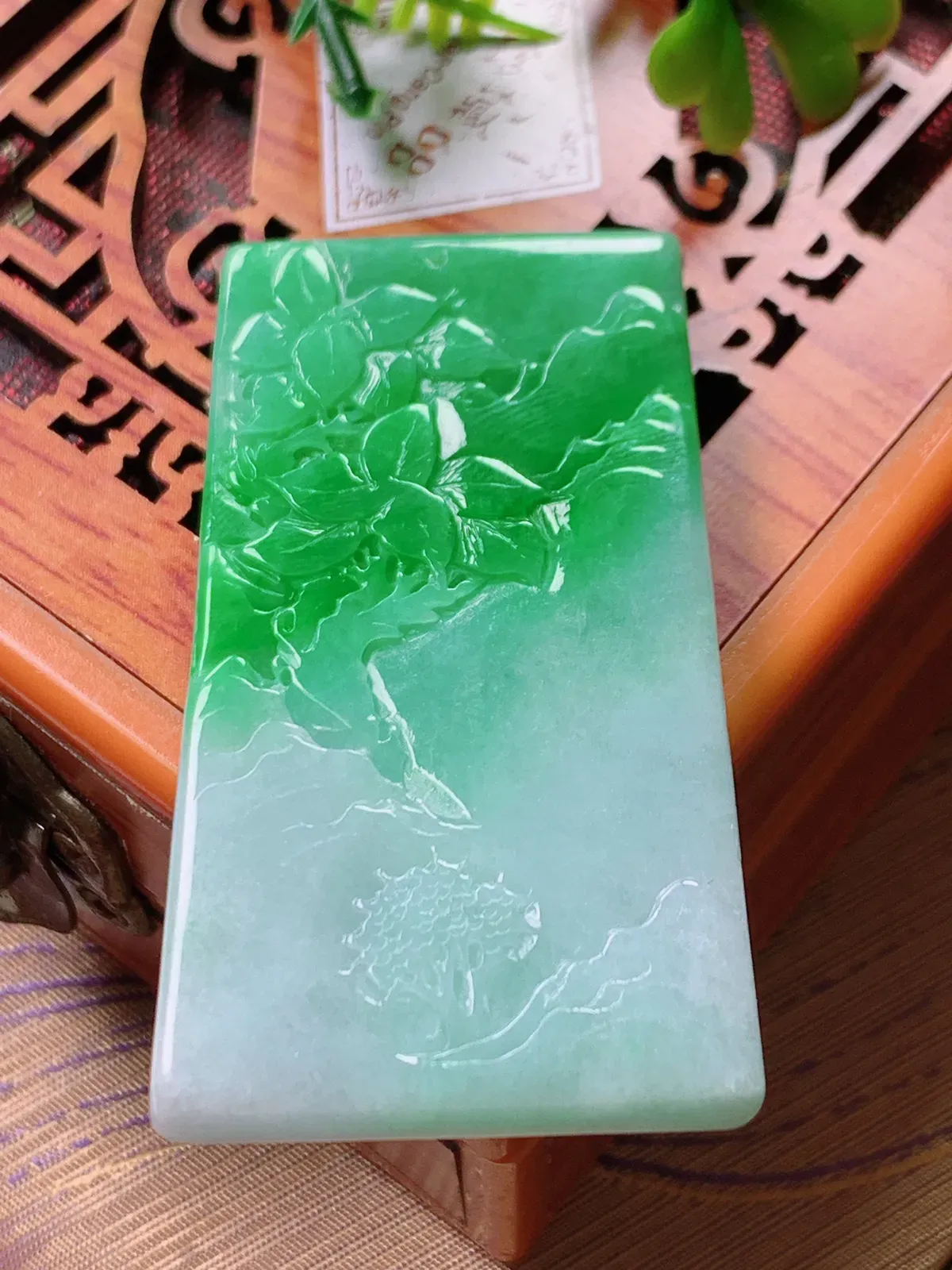 精品推荐，缅甸天然A货翡翠，飘阳绿山水牌吊坠，种水好，颜色鲜艳，玉质水润细腻，工艺精湛，佩戴效果更佳。