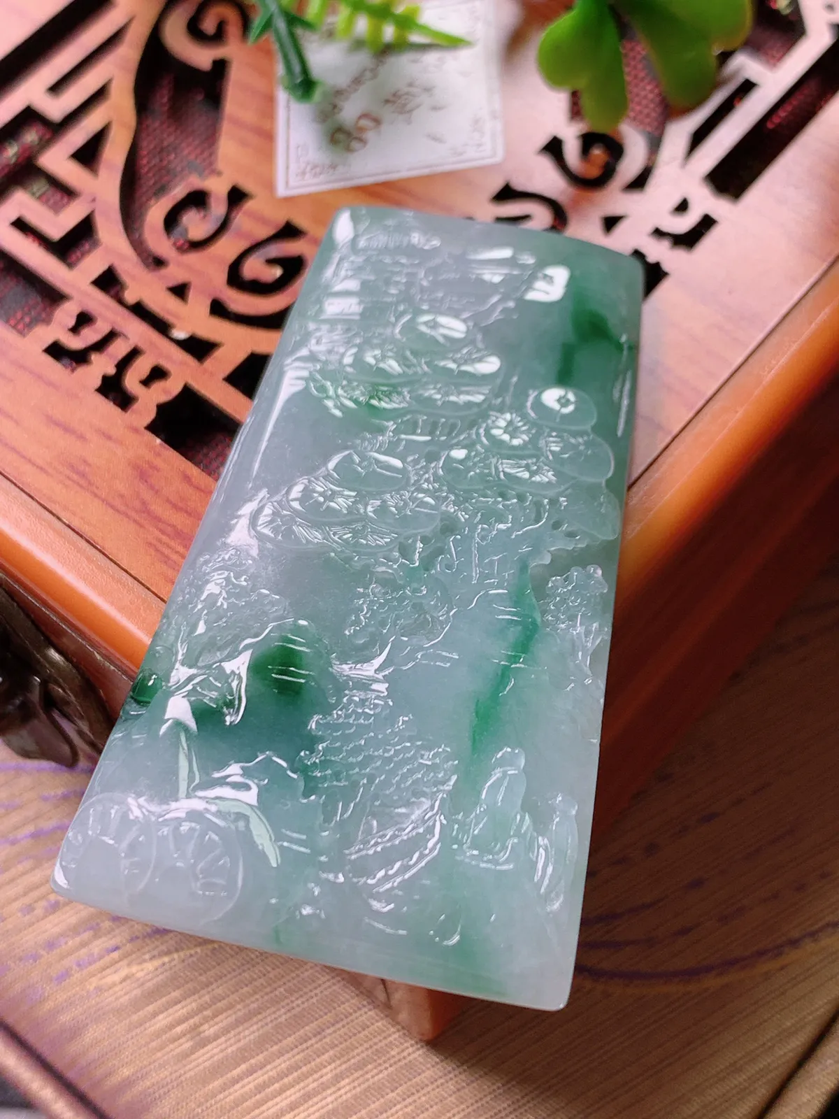 精品推荐，缅甸天然A货翡翠，飘花意境山水牌吊坠，种水好，颜色鲜艳，玉质水润细腻，工艺精湛，佩戴效果更佳。