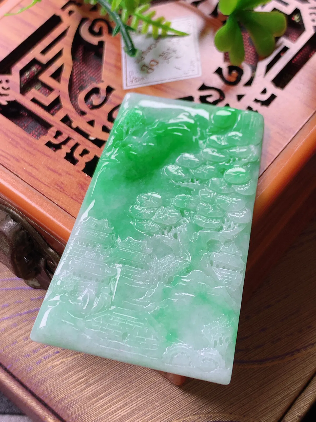 精品推荐，缅甸天然A货翡翠，飘阳绿山水牌吊坠，种水好，颜色鲜艳，玉质水润细腻，工艺精湛，佩戴效果更佳。