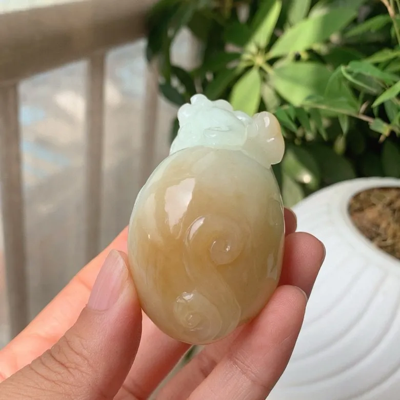 新疆且末糖招财进宝貔貅把件。尺寸69/41/38mm重172.9克 玉质细腻油润。手推出油。品相大气 lt250519