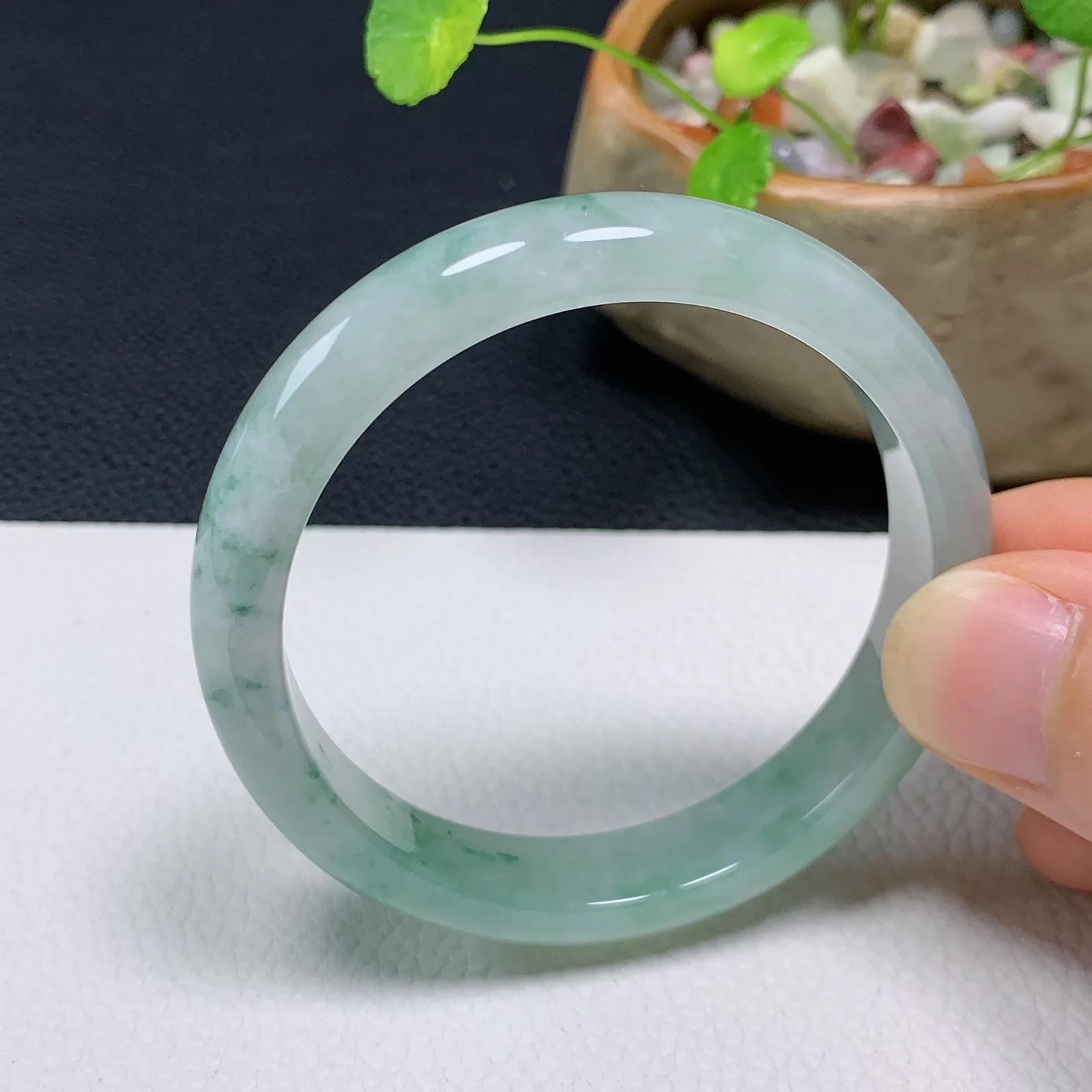 天然翡翠圈口52-53老坑飘花手镯 玉质细腻 种水好 尺寸：52.9-11-6.8mm  M22