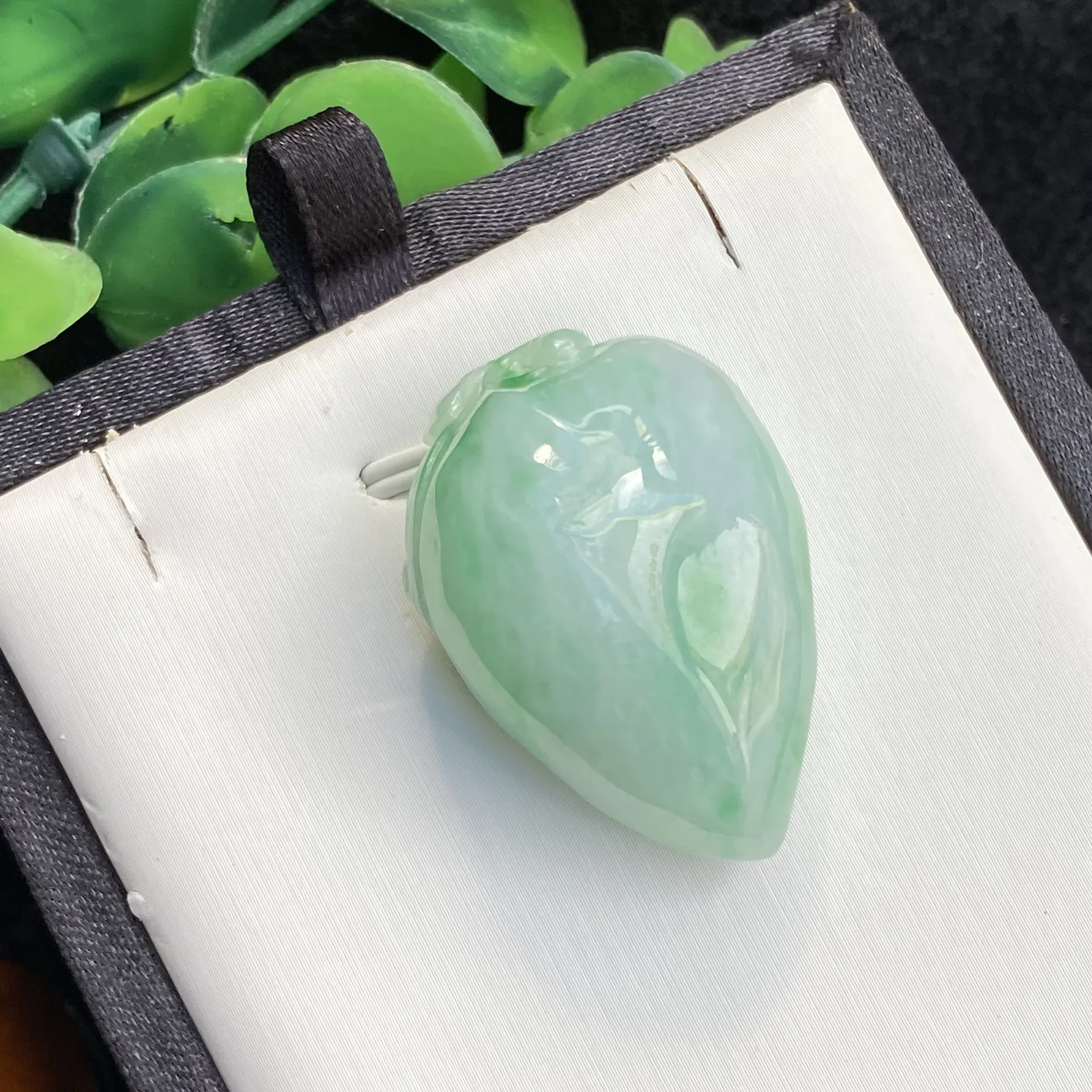 推荐【飘阳绿桃】厚装，一整个圆滚滚的，俏皮绿，品相佳～背面带点黄翡色根，避色根雕，34*23.