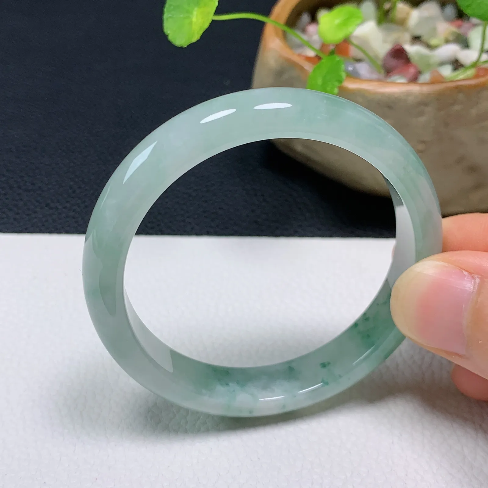 天然翡翠圈口52-53老坑飘花手镯 玉质细腻 种水好 尺寸：52.9-11-6.8mm  M22