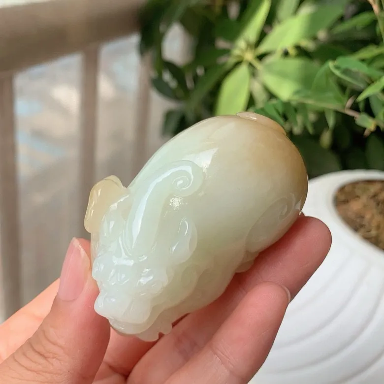新疆且末糖招财进宝貔貅把件。尺寸69/41/38mm重172.9克 玉质细腻油润。手推出油。品相大气 lt250519