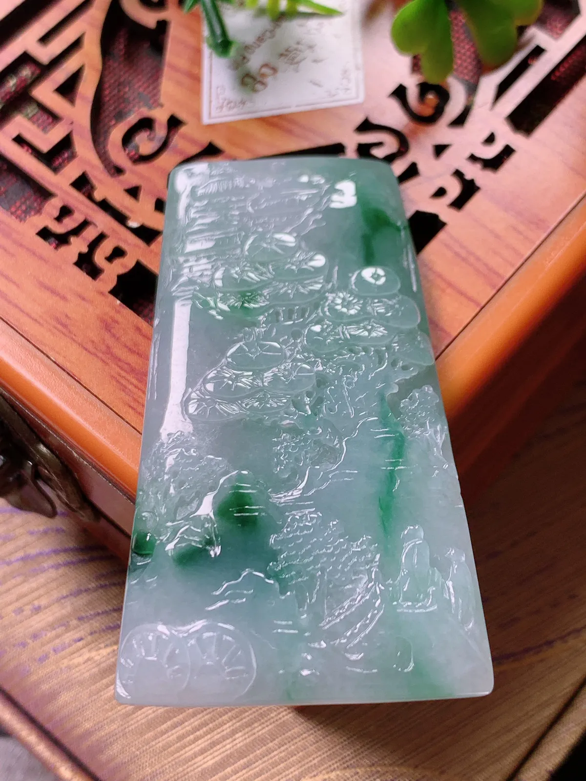 精品推荐，缅甸天然A货翡翠，飘花意境山水牌吊坠，种水好，颜色鲜艳，玉质水润细腻，工艺精湛，佩戴效果更佳。