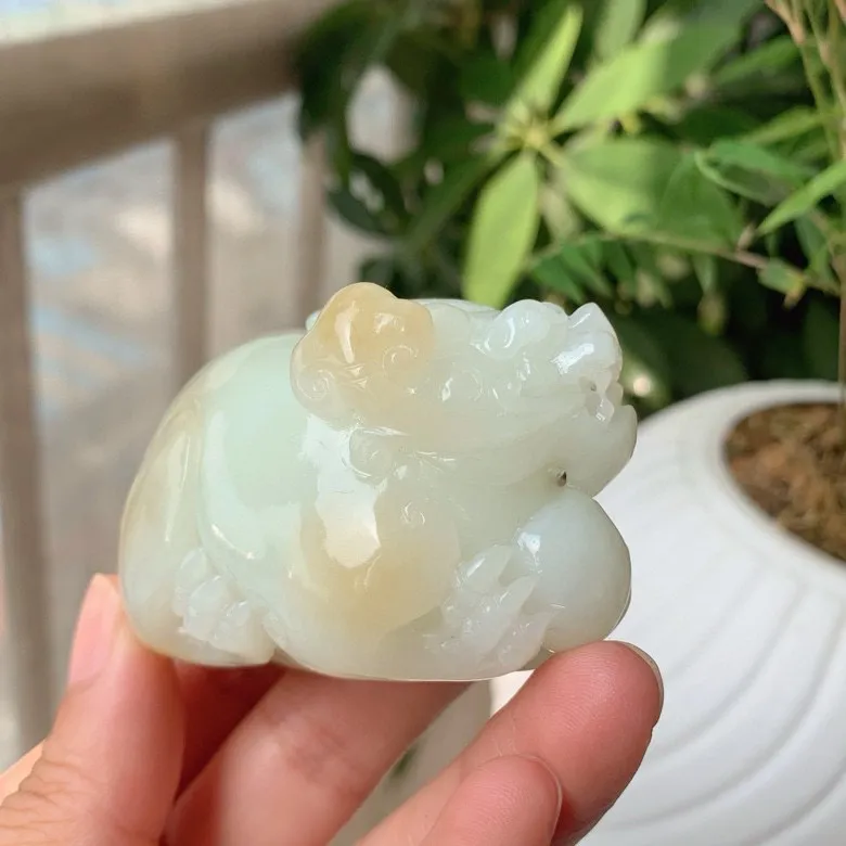新疆且末糖招财进宝貔貅把件。尺寸69/41/38mm重172.9克 玉质细腻油润。手推出油。品相大气 lt250519