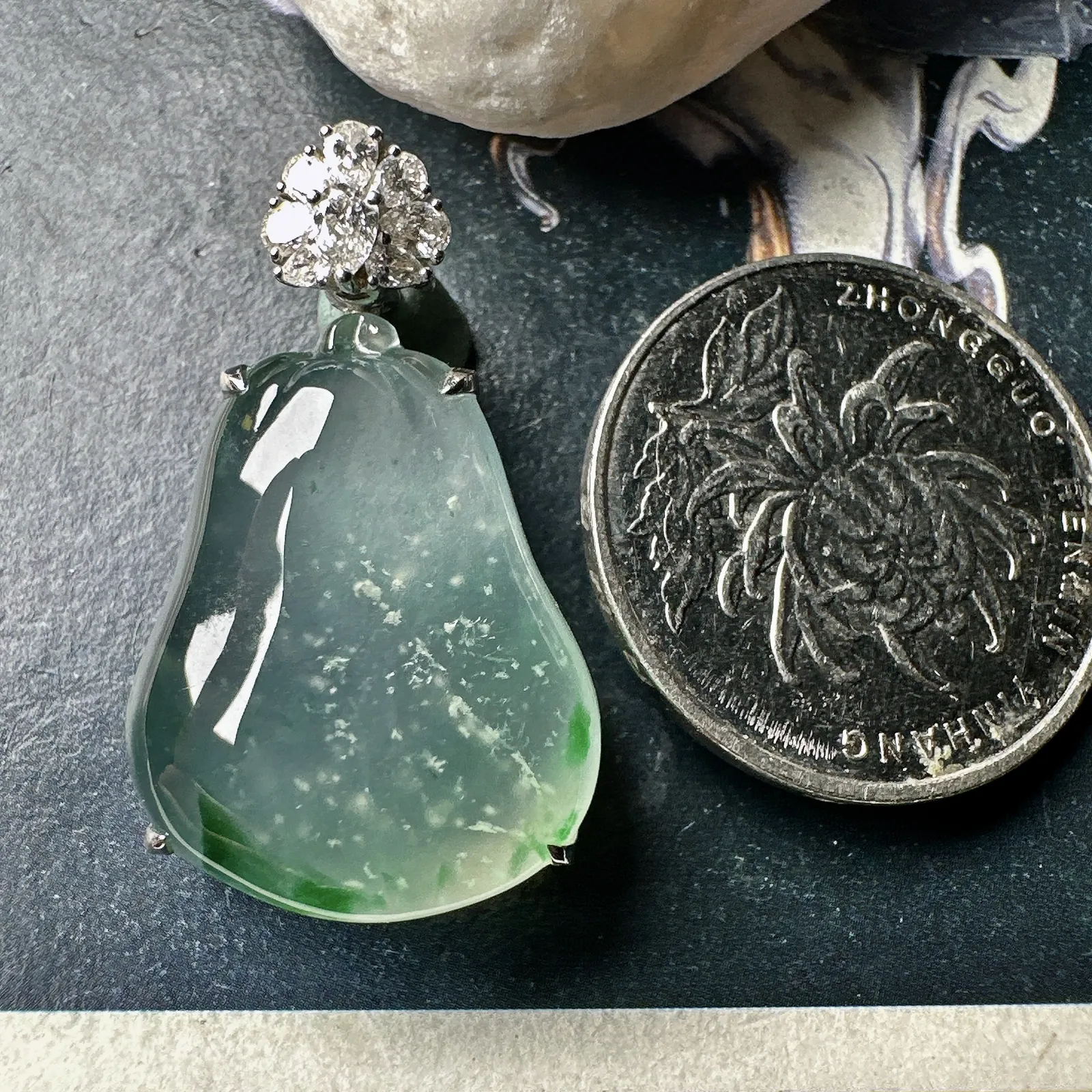 【冰种飘绿福瓜】质地冰润细腻，种老起光，飘晶体棉，18K金钻镶嵌，裸石尺寸24.1*19*6.5毫米