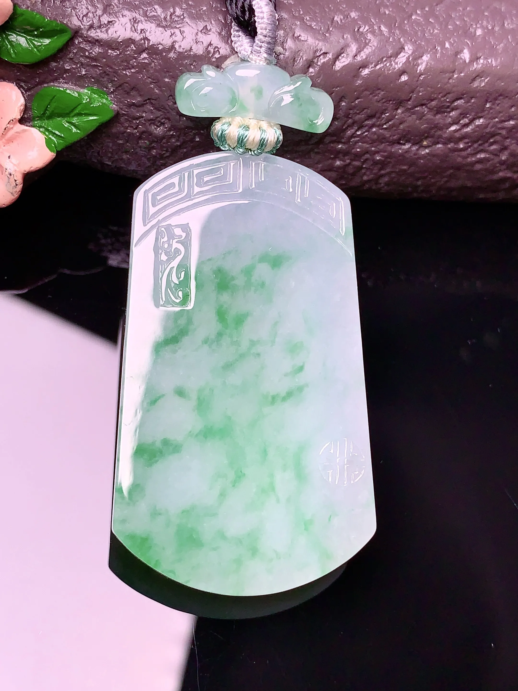 飘绿无事牌吊坠 玉质细腻 色泽艳丽 整体尺寸46*26.5*5.3