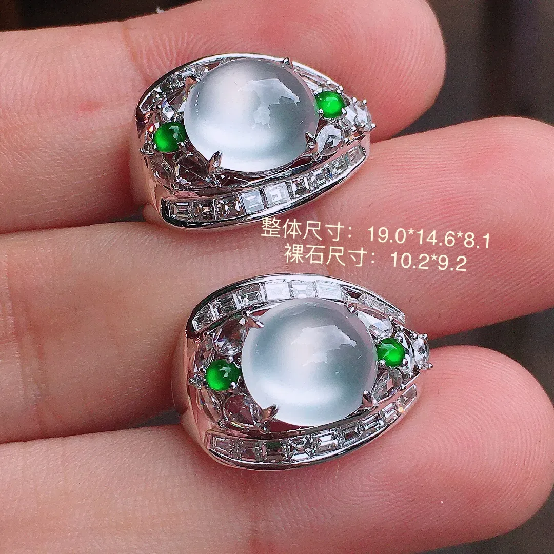 冰种蛋面耳钉，玉质细腻，荧光感超
强，饱满水润，气质满满。18k
金豪华镶嵌