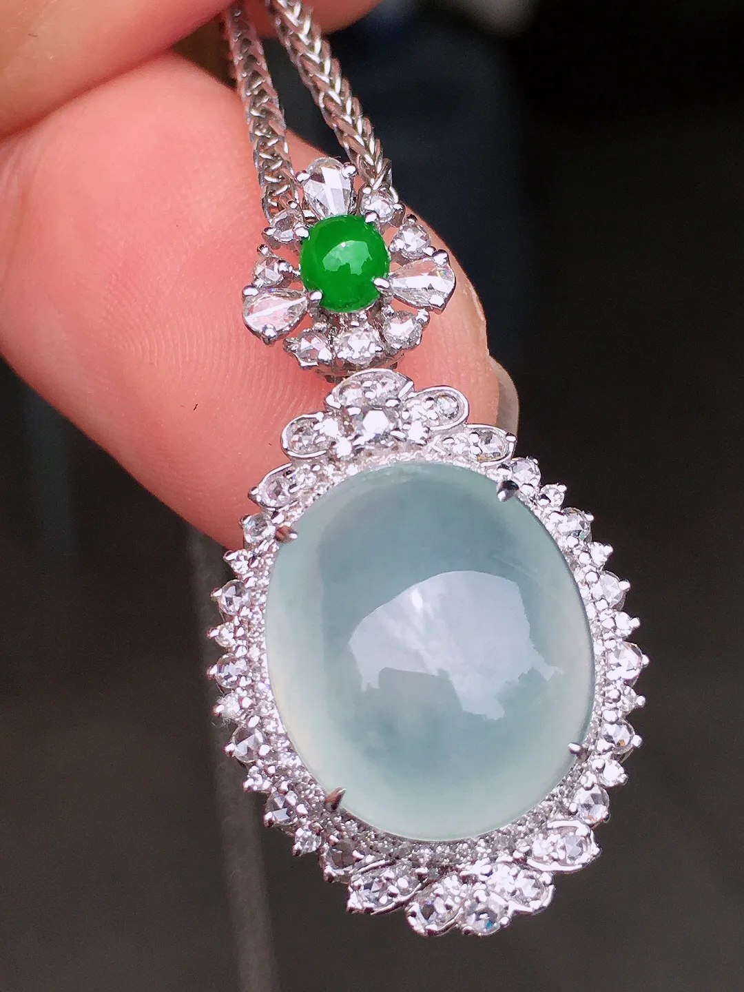 冰种蛋面吊坠，玉质细腻，荧光感超
强，饱满水润，气质满满。18k
金豪华镶嵌