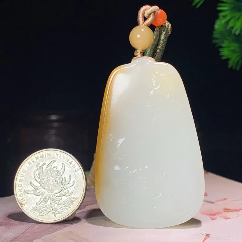新疆且末糖羊脂白玉普贤菩萨牌子挂件。尺寸55/36/12mm重43.6克。白度一级。玉质细腻油润。手推出油。品相大气。lt250521