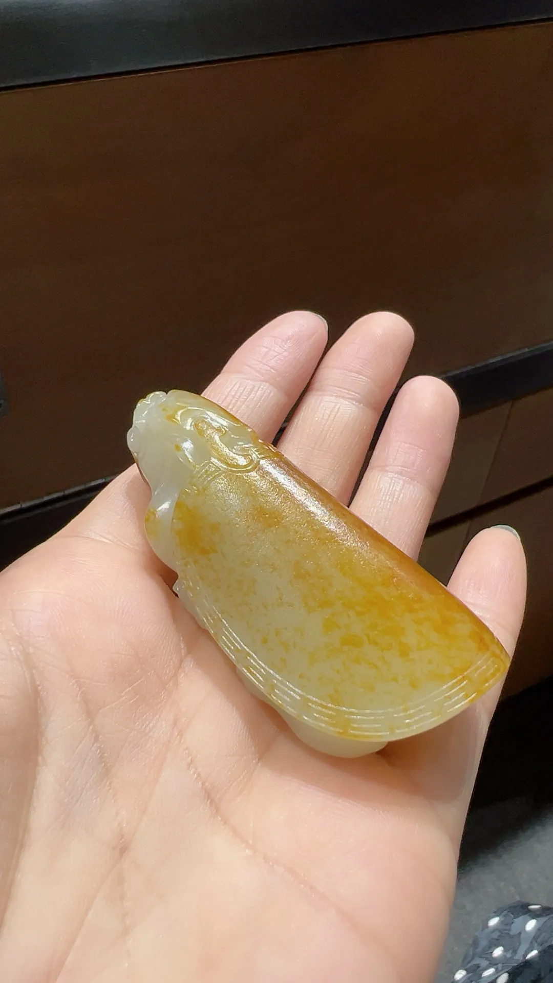 籽料｜满黄皮龙龟
推荐 料子细油 皮色醇厚老熟 

重66.6克 尺寸64*32*25m m