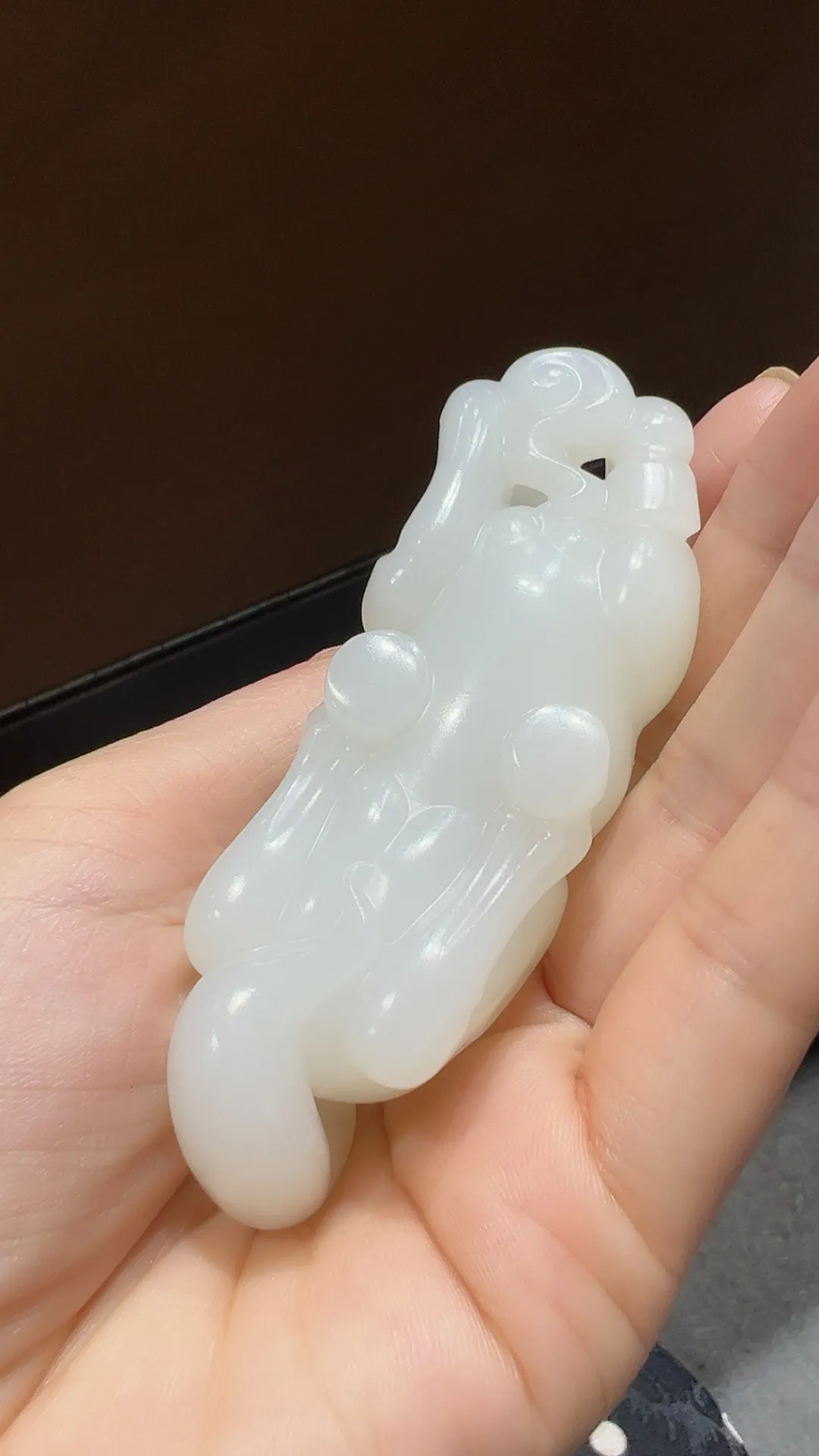 高品质｜马到成功
很推荐 白细油糯 雕工精湛 可收藏品质 

重106.4克 尺寸84*32*30mm