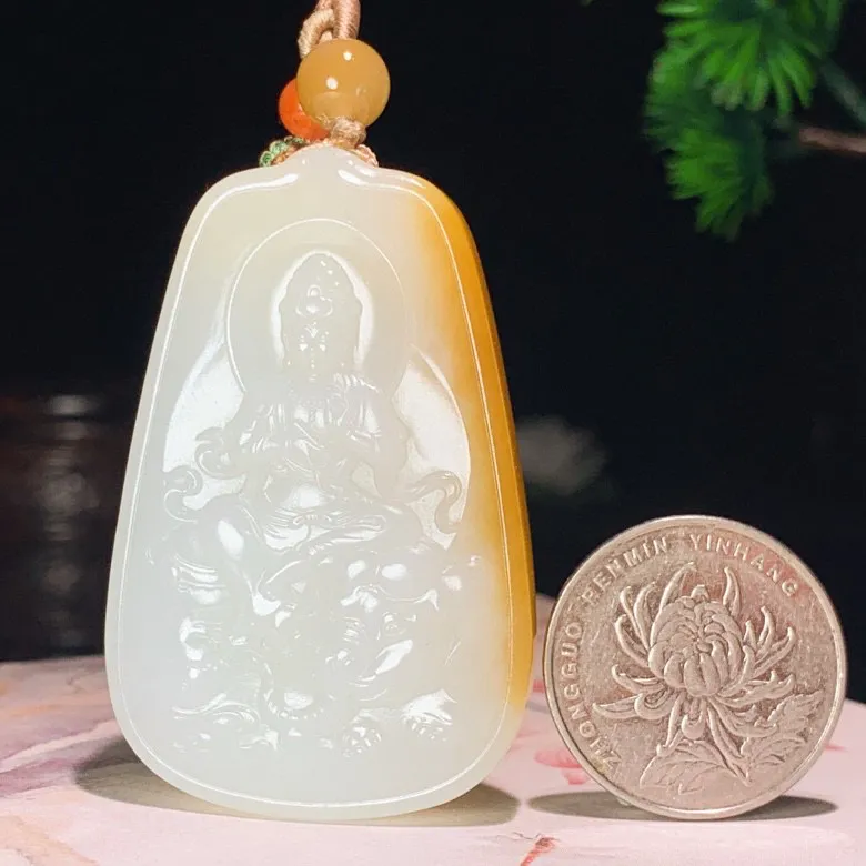 新疆且末糖羊脂白玉普贤菩萨牌子挂件。尺寸55/36/12mm重43.6克。白度一级。玉质细腻油润。手推出油。品相大气。lt250521