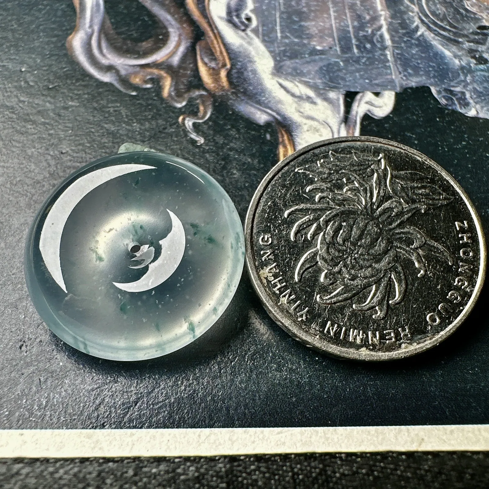 【玻璃种飘花平安扣】质地非常细腻，冰润十足，种老冰透，荧光闪耀。