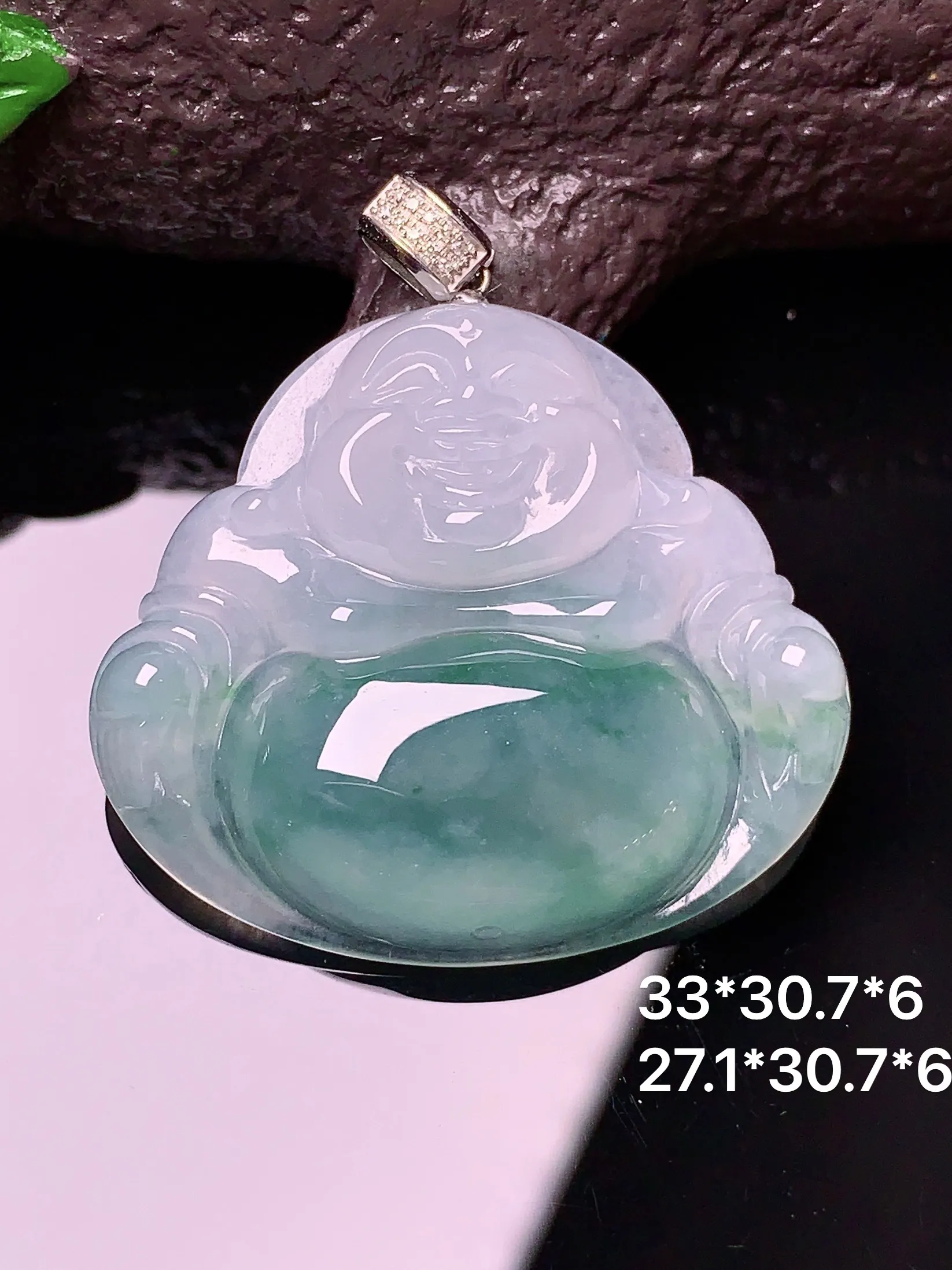 18k金钻镶嵌飘绿佛公吊坠 玉质细腻 色泽艳丽 整体尺寸33*30.7*6