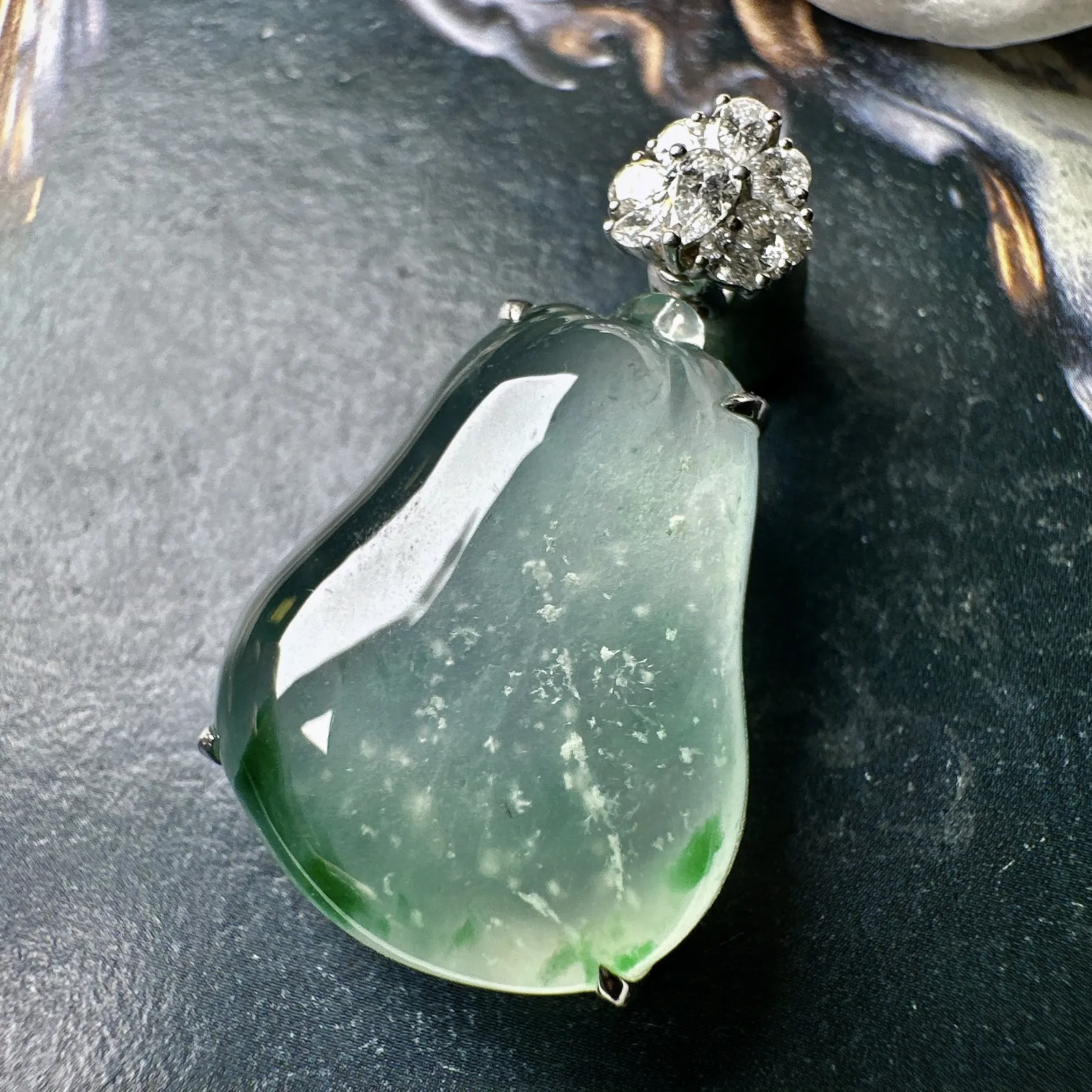 【冰种飘绿福瓜】质地冰润细腻，种老起光，飘晶体棉，18K金钻镶嵌，裸石尺寸24.1*19*6.5毫米