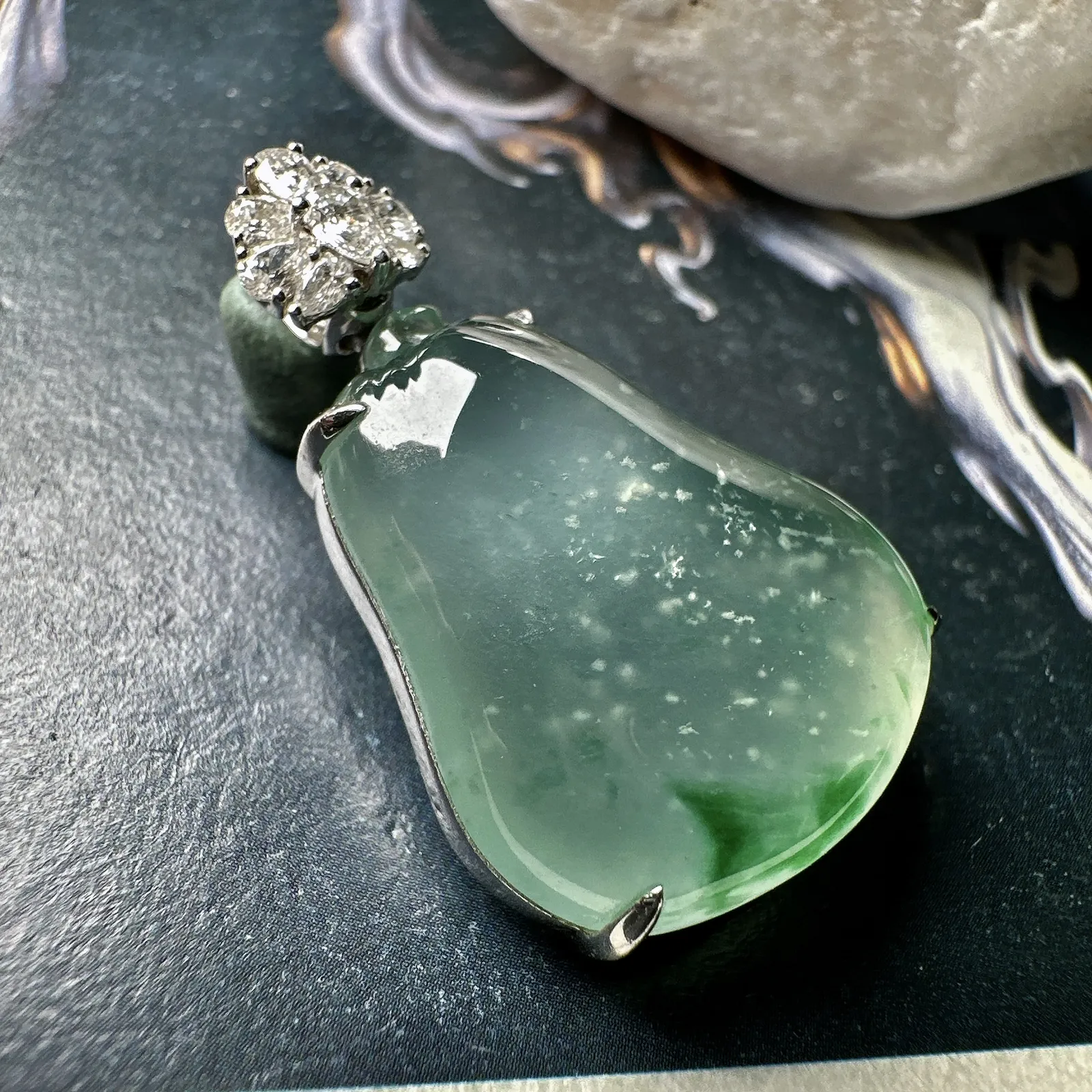 【冰种飘绿福瓜】质地冰润细腻，种老起光，飘晶体棉，18K金钻镶嵌，裸石尺寸24.1*19*6.5毫米