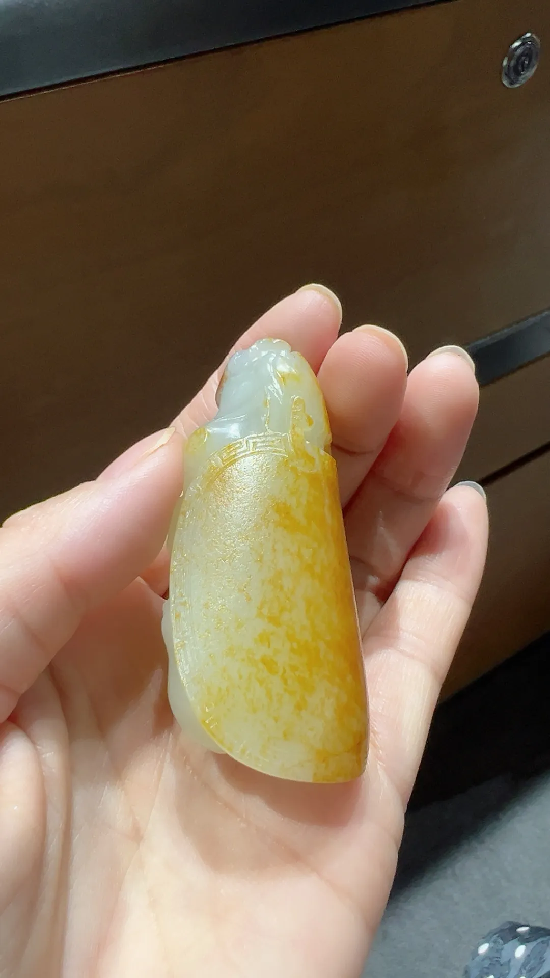 籽料｜满黄皮龙龟
推荐 料子细油 皮色醇厚老熟 

重66.6克 尺寸64*32*25m m