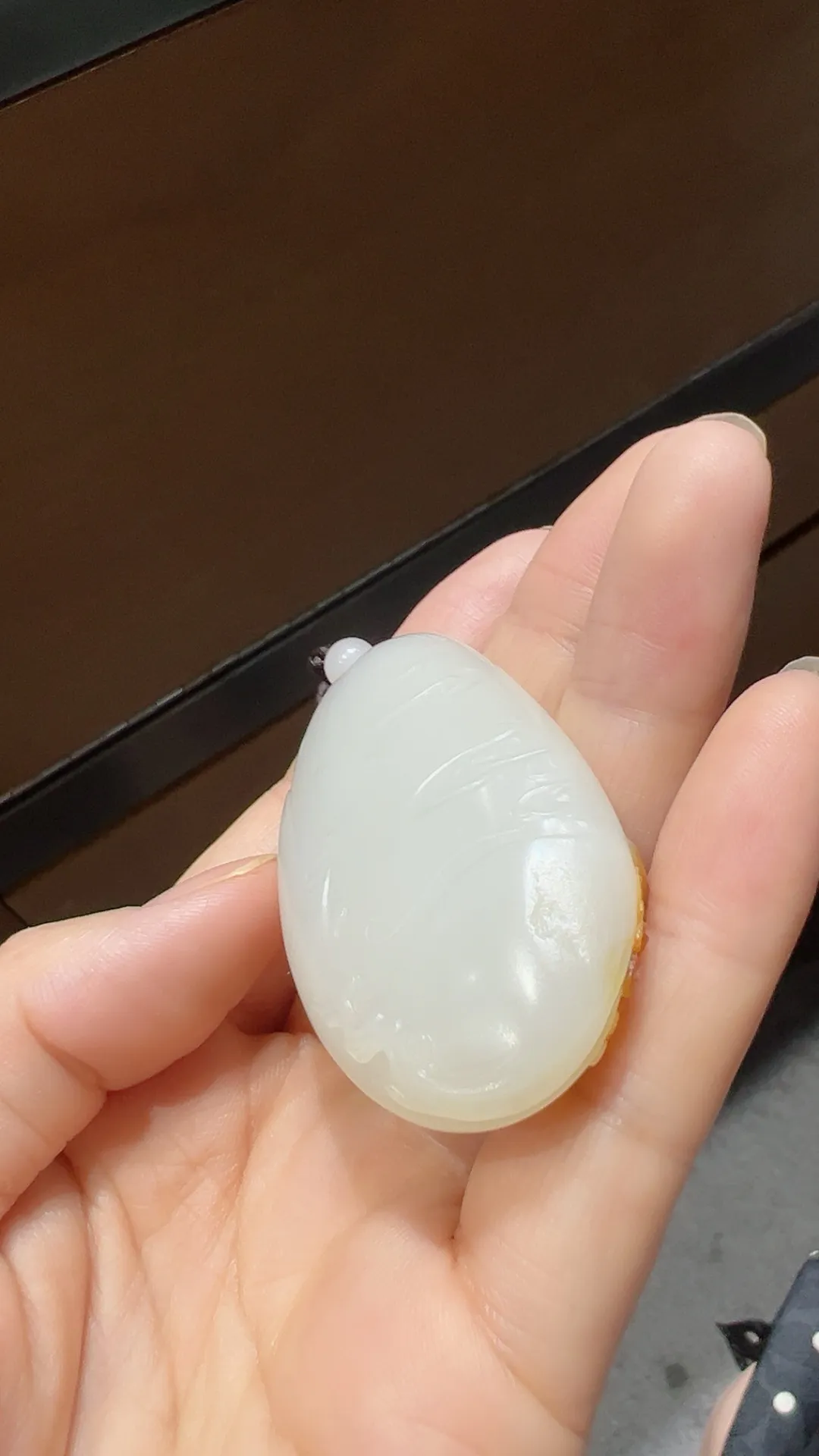 高品质｜新疆和田玉籽料｜双喜临门
红皮白肉 聚皮巧雕 可收藏品质

重45.7克 尺寸57*31.8*16.4m m