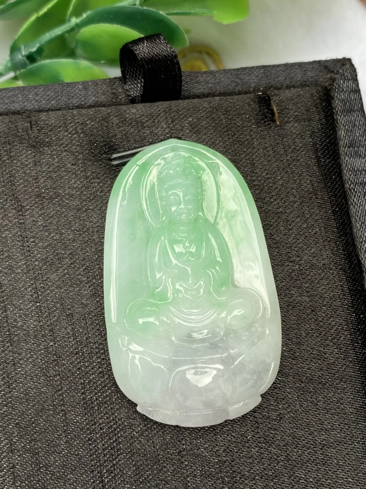 推荐【春彩观音】无纹裂，水润细腻，淡紫莲花冰透近乎白色，绿色阳，品相佳～～