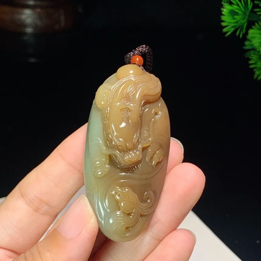 新疆且末糖龙佑一方龙挂件。尺寸59/29/20mm重42.6克。玉质细腻油润。手推出油。品相大气。lt250521
