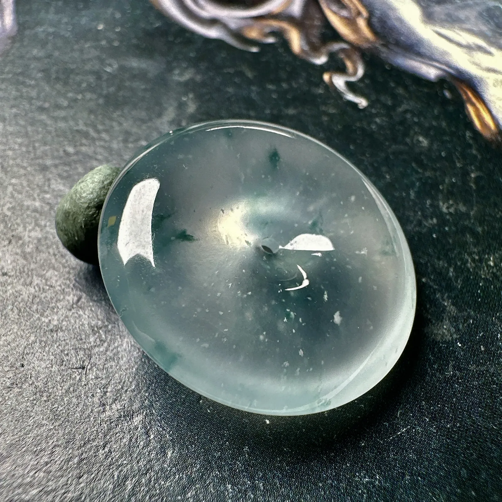 【玻璃种飘花平安扣】质地非常细腻，冰润十足，种老冰透，荧光闪耀。