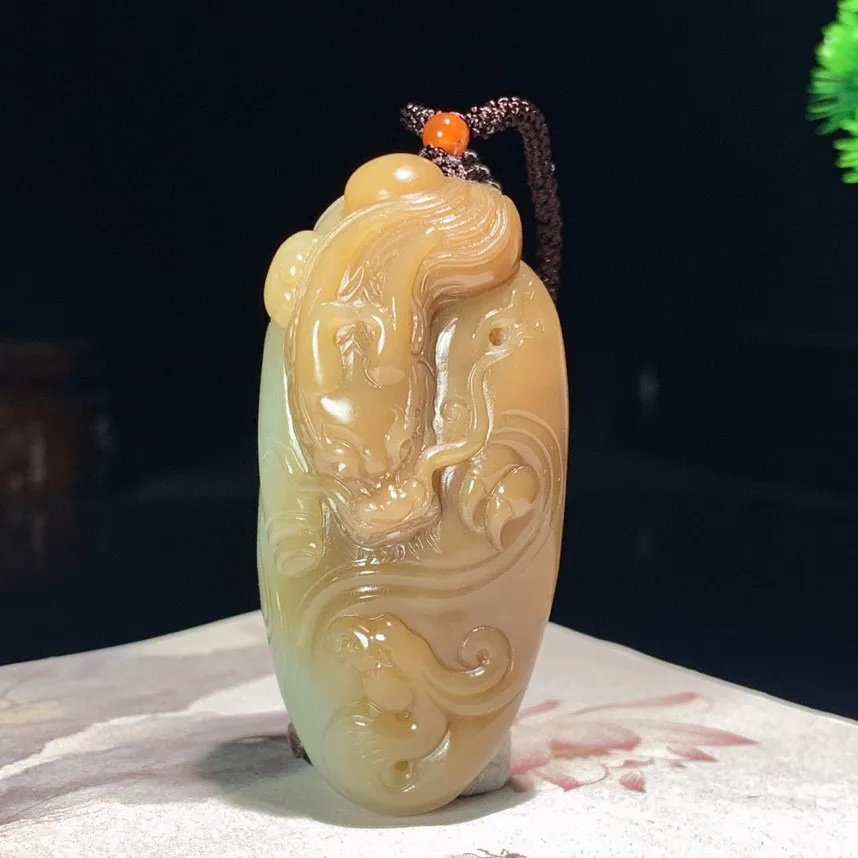 新疆且末糖龙佑一方龙挂件。尺寸59/29/20mm重42.6克。玉质细腻油润。手推出油。品相大气。lt250521
