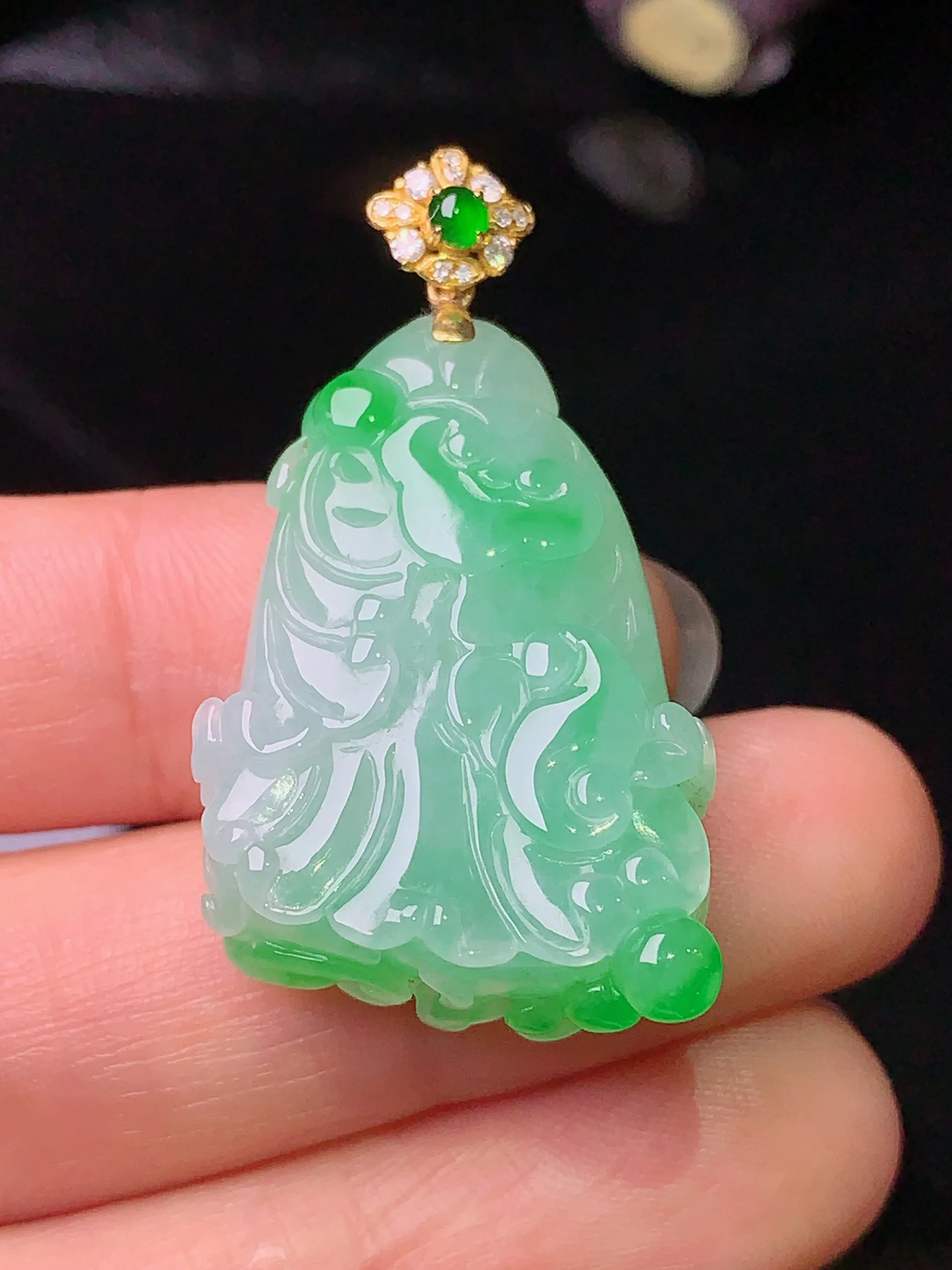 18k金钻镶嵌翠绿白菜吊坠 玉质细腻 色泽艳丽 整体尺寸37.8*20.5*11