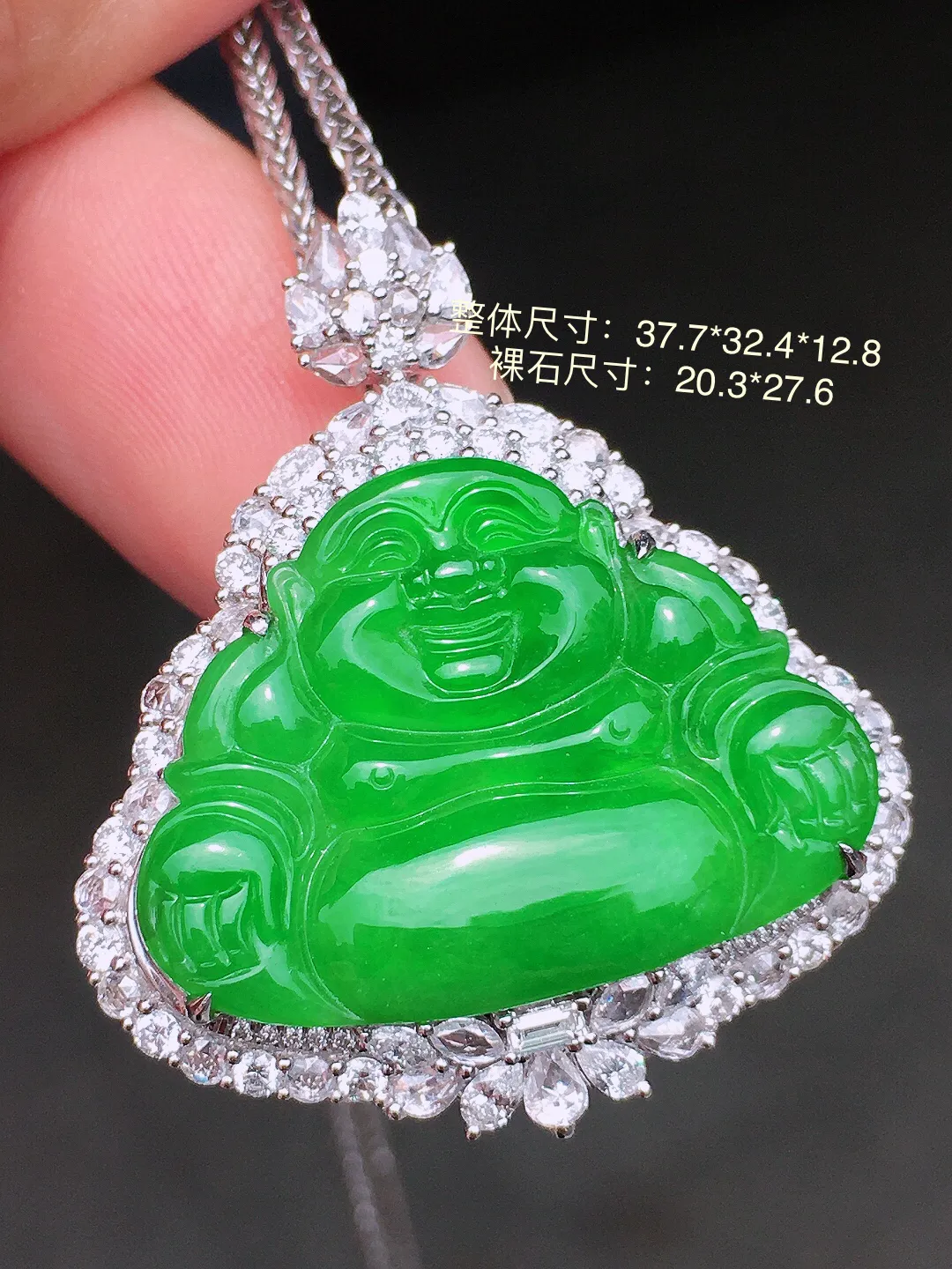 阳绿佛公吊坠，色泽均匀艳丽，玉质细腻，荧光感超
强，饱满水润，气质满满。18k
金豪华镶嵌