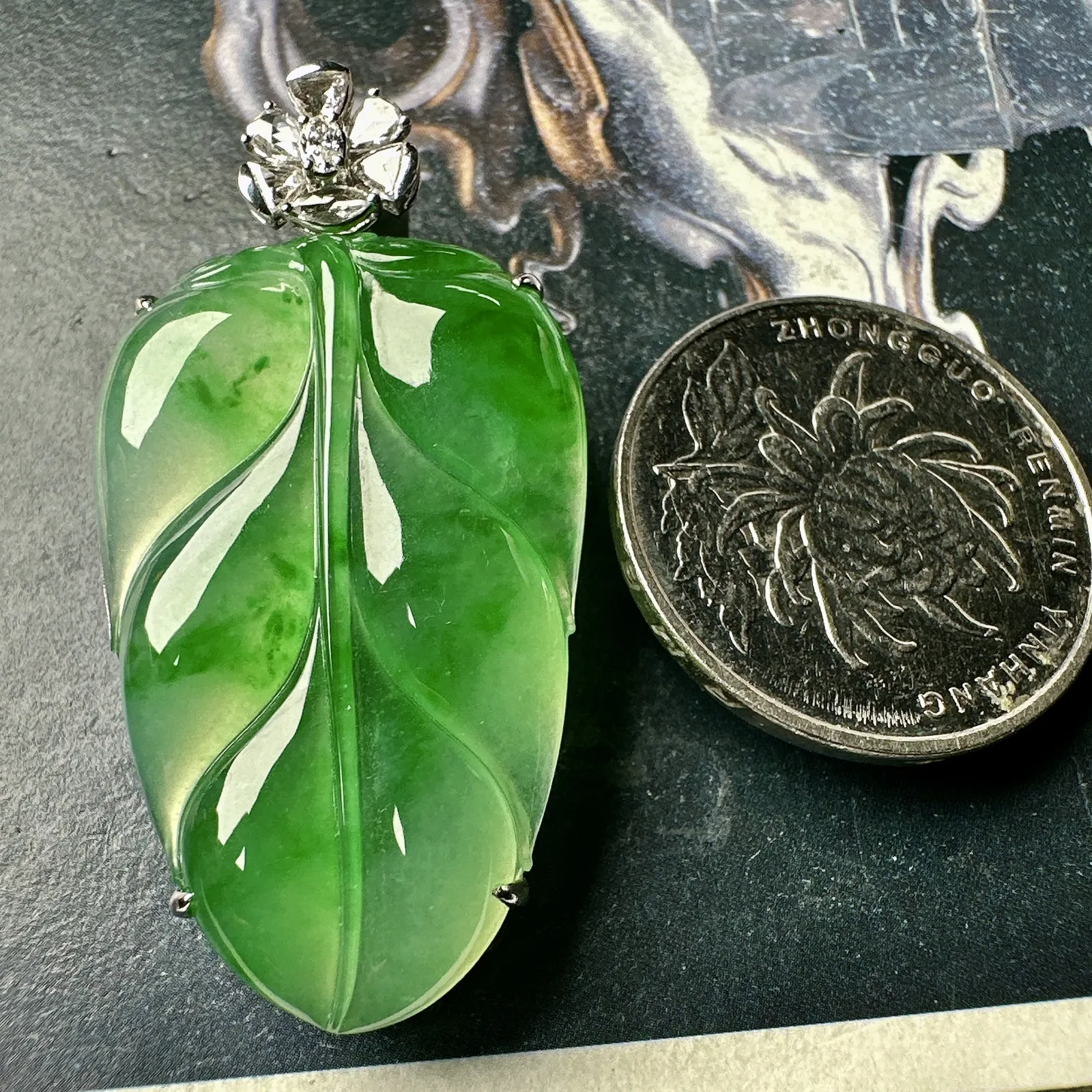 【冰种飘绿叶子】金枝玉叶，质地细腻，冰润透亮，光泽出众，冰感十足，18k金钻镶嵌，裸石尺寸35*22.2*5.4毫米